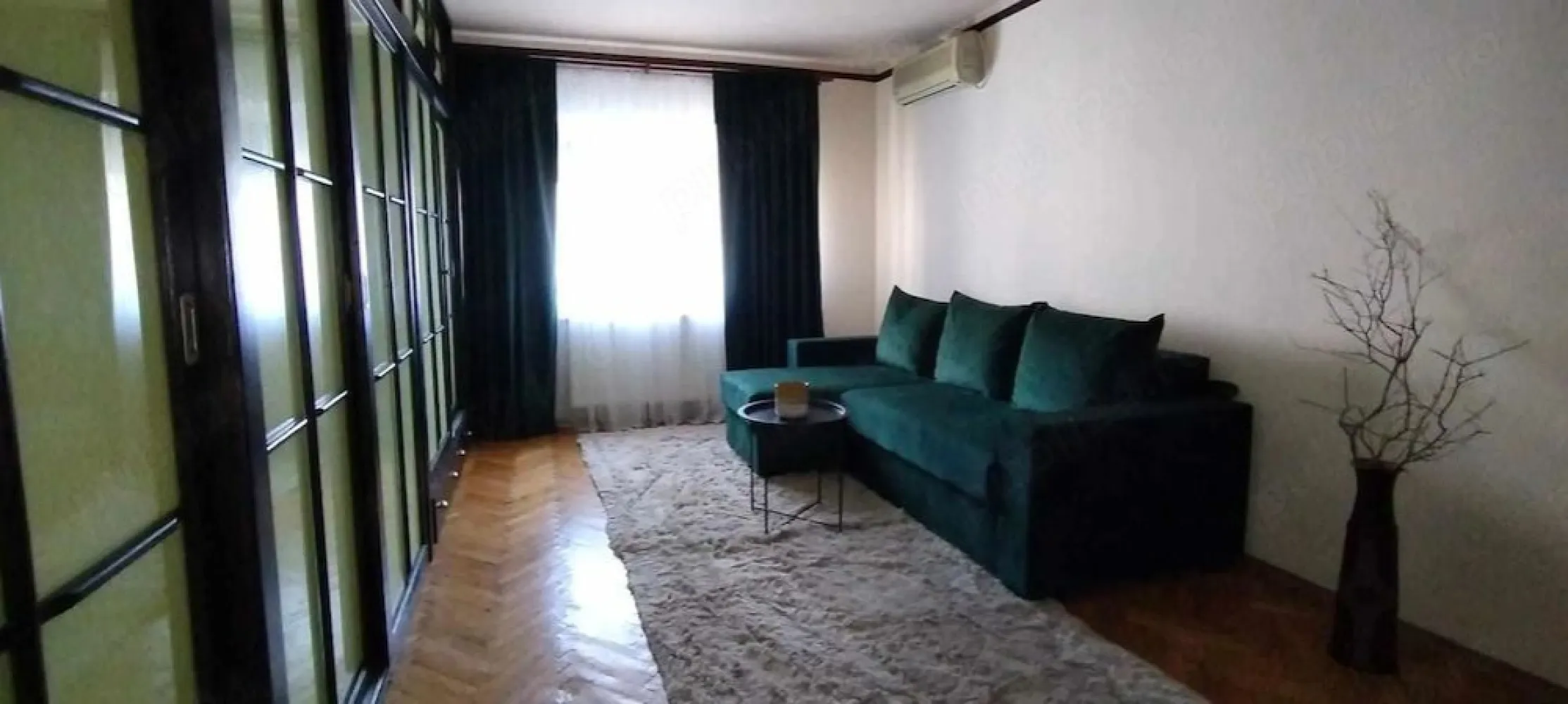 De inchiriat apartament 2 camere Piata Centrala, 430 euro - Se ofera spre închiriere pe termen lung un apartament cu 2 camere, situat în zona Piața Centrală, la etajul 3, într-o locație excelentă, cu acces rapid către toate punctele de interes ale orașului.
Apartamentul este curat, luminos și foarte bine întreținut, fiind ideal pentru studenți, cupluri sau persoane active care își doresc confort și accesibilitate.
 Localizare avantajoasă:
• la câteva minute de mers pe jos de școli și facultăți
• aproape de stații de autobuz și tramvai
• în vecinătatea pieței de legume-fructe, magazinelor și centrului orașului.
Dotări și beneficii:
• complet mobilat și utilat
• centrală termică proprie
• aer condiționat – 2 unități
• tâmplărie termopan
• ușă metalică
• balcon închis
• mașină de spălat vase
• mașină de spălat rufe
• TV și internet
Preț: 430 Euro/lună + garanție.
La incheierea contractului de inchiriere chiriasul va achita comisionul agentiei imobiliare.
 Disponibil imediat!
Pentru mai multe detalii și vizionare, vă rog să mă contactați 0741.030.291 Marilena.