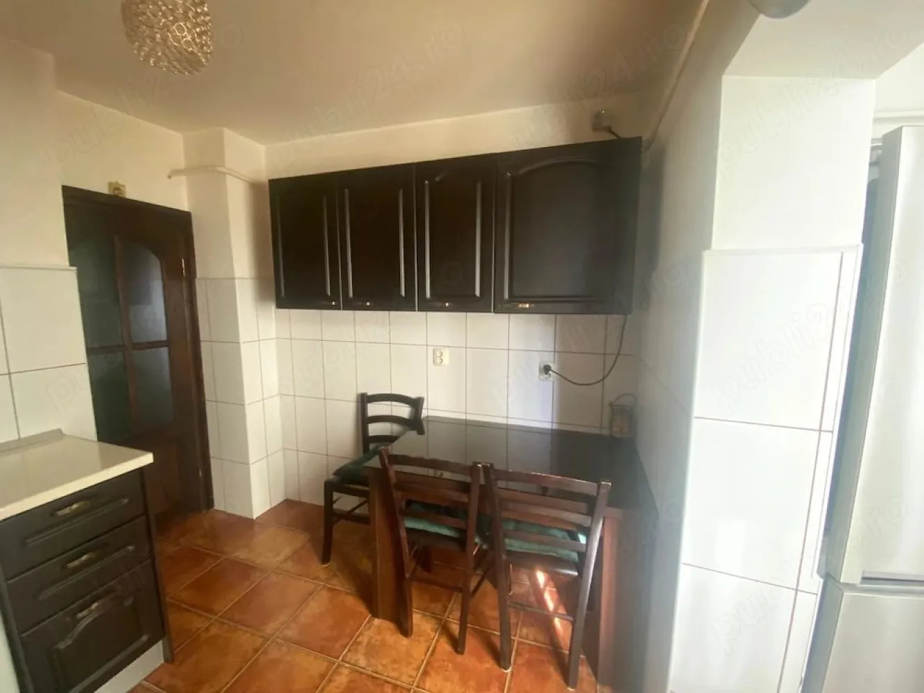De inchiriat apartament 2 camere Piata Centrala, 430 euro - Se ofera spre închiriere pe termen lung un apartament cu 2 camere, situat în zona Piața Centrală, la etajul 3, într-o locație excelentă, cu acces rapid către toate punctele de interes ale orașului.
Apartamentul este curat, luminos și foarte bine întreținut, fiind ideal pentru studenți, cupluri sau persoane active care își doresc confort și accesibilitate.
 Localizare avantajoasă:
• la câteva minute de mers pe jos de școli și facultăți
• aproape de stații de autobuz și tramvai
• în vecinătatea pieței de legume-fructe, magazinelor și centrului orașului.
Dotări și beneficii:
• complet mobilat și utilat
• centrală termică proprie
• aer condiționat – 2 unități
• tâmplărie termopan
• ușă metalică
• balcon închis
• mașină de spălat vase
• mașină de spălat rufe
• TV și internet
Preț: 430 Euro/lună + garanție.
La incheierea contractului de inchiriere chiriasul va achita comisionul agentiei imobiliare.
 Disponibil imediat!
Pentru mai multe detalii și vizionare, vă rog să mă contactați 0741.030.291 Marilena.
