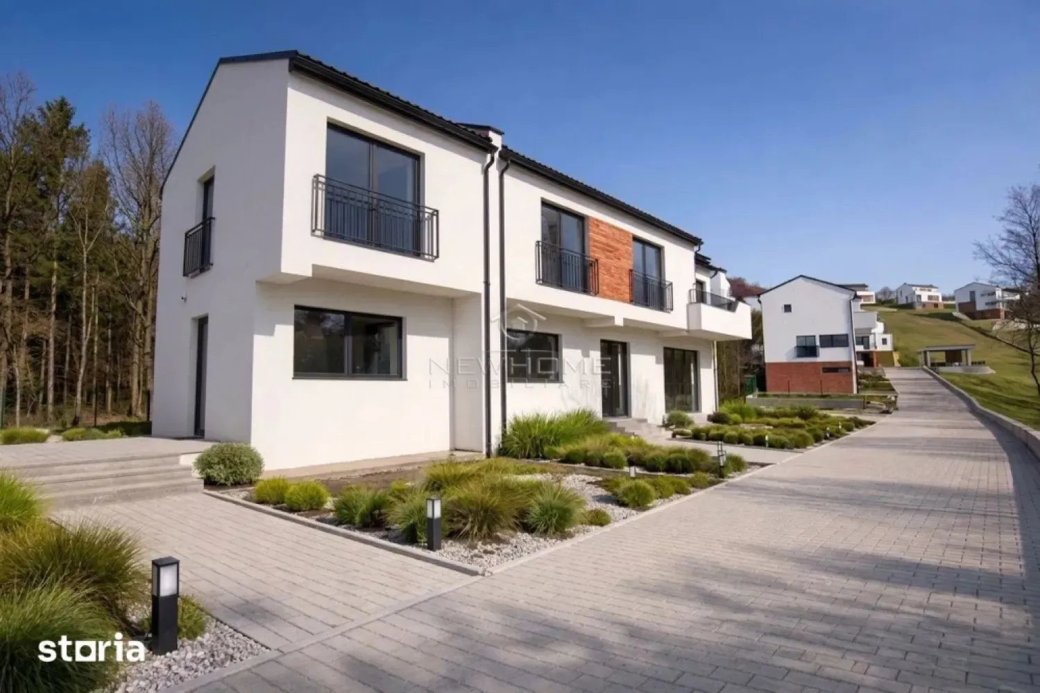 Casa tip duplex, 4 camere, 143mp, zona Chinteni - NewHOME Imobiliare vă propune spre vânzare un proiect rezidențial de excepție, format din case de tip duplex, situate în Chinteni, la doar 12 minute de Piața Mihai Viteazu. Toate proprietățile având CF-uri ieșite, iar pentru achiziție se acceptă orice modalitate de plată.

Proiectul dispune de diferite configurații, adaptate nevoilor familiei dumneavoastră, având variante cu parcare exterioară sau garaj (inclusiv opțiuni cu garaj dublu sau două garaje).

Configurații și suprafețe:

Regim de înălțime: Parter + Etaj + Mansardă (P+E+M)

Suprafețe utile: cuprinse între 143 și 240 de metri pătrați

Grădină amenajată: terenuri libere cu suprafețe cuprinse aproximativ între 150 și 300 de metri pătrați

Construcția este realizată la standarde înalte, utilizând cărămidă Porotherm și Cemacon, iar tencuiala interioară este de tip Knauf pe bază de ipsos. Izolația exterioară este realizată cu polistiren de 10 cm și densitate EPS 80, iar acoperișul este din țiglă metalică. Tâmplăria folosită este premium, de tip Salamander cu 6 camere, sticlă triplă și baghetă de aluminiu, iar glafurile sunt din granit.

Casele dispun de încălzire în pardoseală în toată casa. Sistemul oferă o siguranță deplină, venind cu o garanție de 12 ani și o asigurare de până la 1 milion de euro în caz de evenimente neplăcute.

Toate construcțiile se predau la stadiul de semifinisat la interior, iar curțile sunt complet aranjate și amenajate cu gazon și arbuști.

Proprietățile sunt localizate pe un drum complet asfaltat, într-o zonă accesibilă, la doar 15 minute distanță de Piața Mihai Viteazu.

Pentru mai multe detalii și pentru a programa o vizionare, vă rugăm să ne contactați cu incredere.
