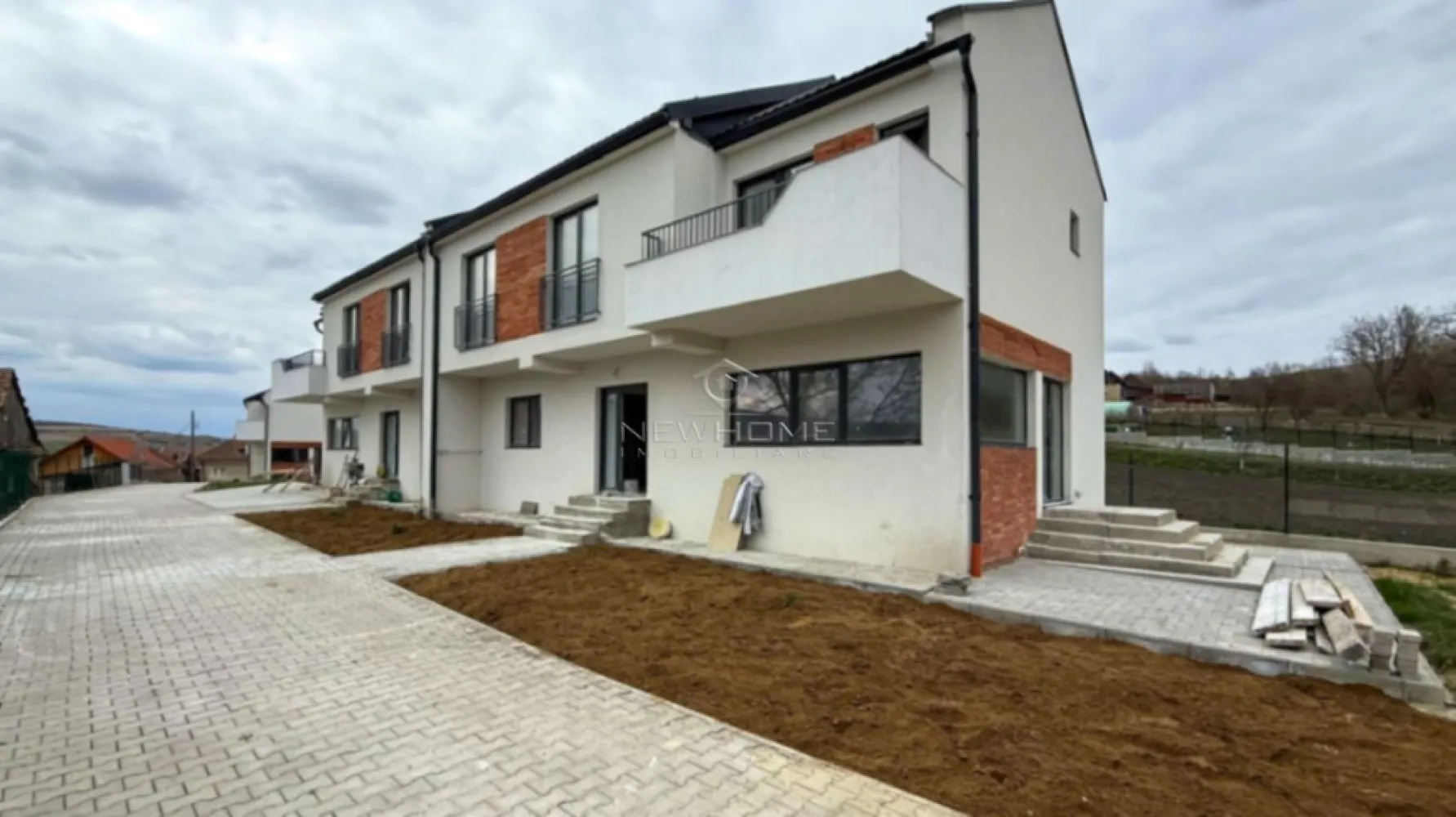 Casa tip duplex, 4 camere, 143mp, zona Chinteni - NewHOME Imobiliare vă propune spre vânzare un proiect rezidențial de excepție, format din case de tip duplex, situate în Chinteni, la doar 12 minute de Piața Mihai Viteazu. Toate proprietățile având CF-uri ieșite, iar pentru achiziție se acceptă orice modalitate de plată.

Proiectul dispune de diferite configurații, adaptate nevoilor familiei dumneavoastră, având variante cu parcare exterioară sau garaj (inclusiv opțiuni cu garaj dublu sau două garaje).

Configurații și suprafețe:

Regim de înălțime: Parter + Etaj + Mansardă (P+E+M)

Suprafețe utile: cuprinse între 143 și 240 de metri pătrați

Grădină amenajată: terenuri libere cu suprafețe cuprinse aproximativ între 150 și 300 de metri pătrați

Construcția este realizată la standarde înalte, utilizând cărămidă Porotherm și Cemacon, iar tencuiala interioară este de tip Knauf pe bază de ipsos. Izolația exterioară este realizată cu polistiren de 10 cm și densitate EPS 80, iar acoperișul este din țiglă metalică. Tâmplăria folosită este premium, de tip Salamander cu 6 camere, sticlă triplă și baghetă de aluminiu, iar glafurile sunt din granit.

Casele dispun de încălzire în pardoseală în toată casa. Sistemul oferă o siguranță deplină, venind cu o garanție de 12 ani și o asigurare de până la 1 milion de euro în caz de evenimente neplăcute.

Toate construcțiile se predau la stadiul de semifinisat la interior, iar curțile sunt complet aranjate și amenajate cu gazon și arbuști.

Proprietățile sunt localizate pe un drum complet asfaltat, într-o zonă accesibilă, la doar 15 minute distanță de Piața Mihai Viteazu.

Pentru mai multe detalii și pentru a programa o vizionare, vă rugăm să ne contactați cu incredere.