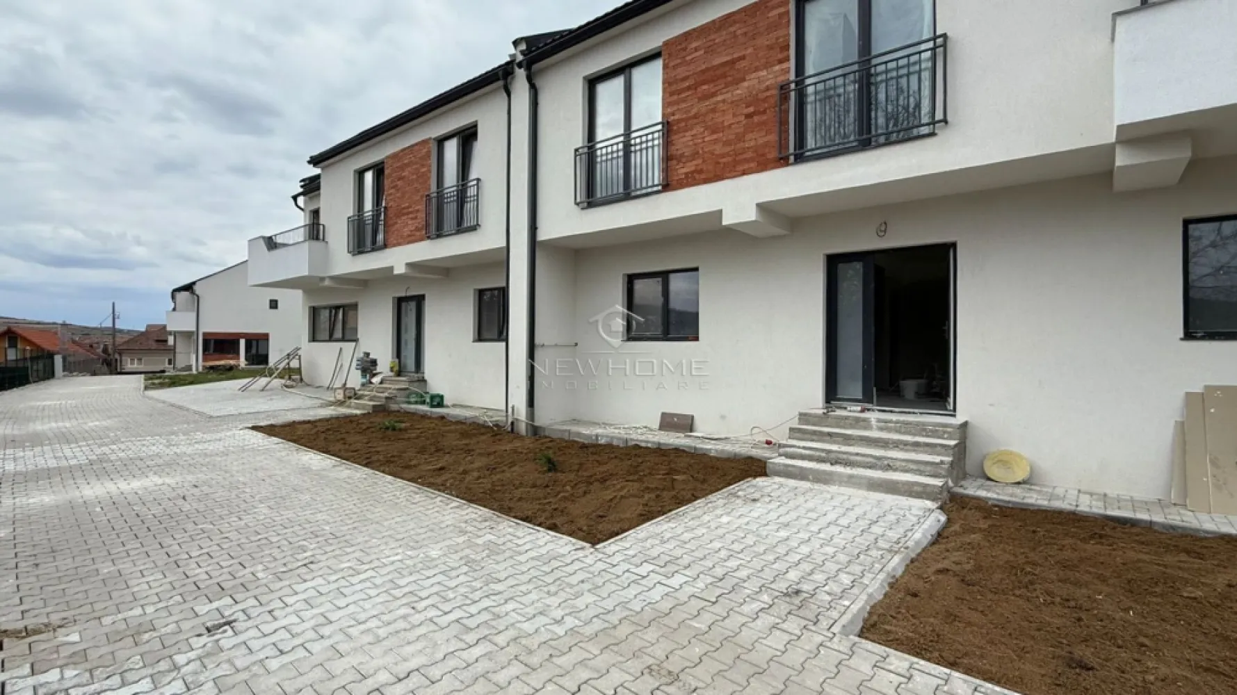 Casa tip duplex, 4 camere, 143mp, zona Chinteni - NewHOME Imobiliare vă propune spre vânzare un proiect rezidențial de excepție, format din case de tip duplex, situate în Chinteni, la doar 12 minute de Piața Mihai Viteazu. Toate proprietățile având CF-uri ieșite, iar pentru achiziție se acceptă orice modalitate de plată.

Proiectul dispune de diferite configurații, adaptate nevoilor familiei dumneavoastră, având variante cu parcare exterioară sau garaj (inclusiv opțiuni cu garaj dublu sau două garaje).

Configurații și suprafețe:

Regim de înălțime: Parter + Etaj + Mansardă (P+E+M)

Suprafețe utile: cuprinse între 143 și 240 de metri pătrați

Grădină amenajată: terenuri libere cu suprafețe cuprinse aproximativ între 150 și 300 de metri pătrați

Construcția este realizată la standarde înalte, utilizând cărămidă Porotherm și Cemacon, iar tencuiala interioară este de tip Knauf pe bază de ipsos. Izolația exterioară este realizată cu polistiren de 10 cm și densitate EPS 80, iar acoperișul este din țiglă metalică. Tâmplăria folosită este premium, de tip Salamander cu 6 camere, sticlă triplă și baghetă de aluminiu, iar glafurile sunt din granit.

Casele dispun de încălzire în pardoseală în toată casa. Sistemul oferă o siguranță deplină, venind cu o garanție de 12 ani și o asigurare de până la 1 milion de euro în caz de evenimente neplăcute.

Toate construcțiile se predau la stadiul de semifinisat la interior, iar curțile sunt complet aranjate și amenajate cu gazon și arbuști.

Proprietățile sunt localizate pe un drum complet asfaltat, într-o zonă accesibilă, la doar 15 minute distanță de Piața Mihai Viteazu.

Pentru mai multe detalii și pentru a programa o vizionare, vă rugăm să ne contactați cu incredere.