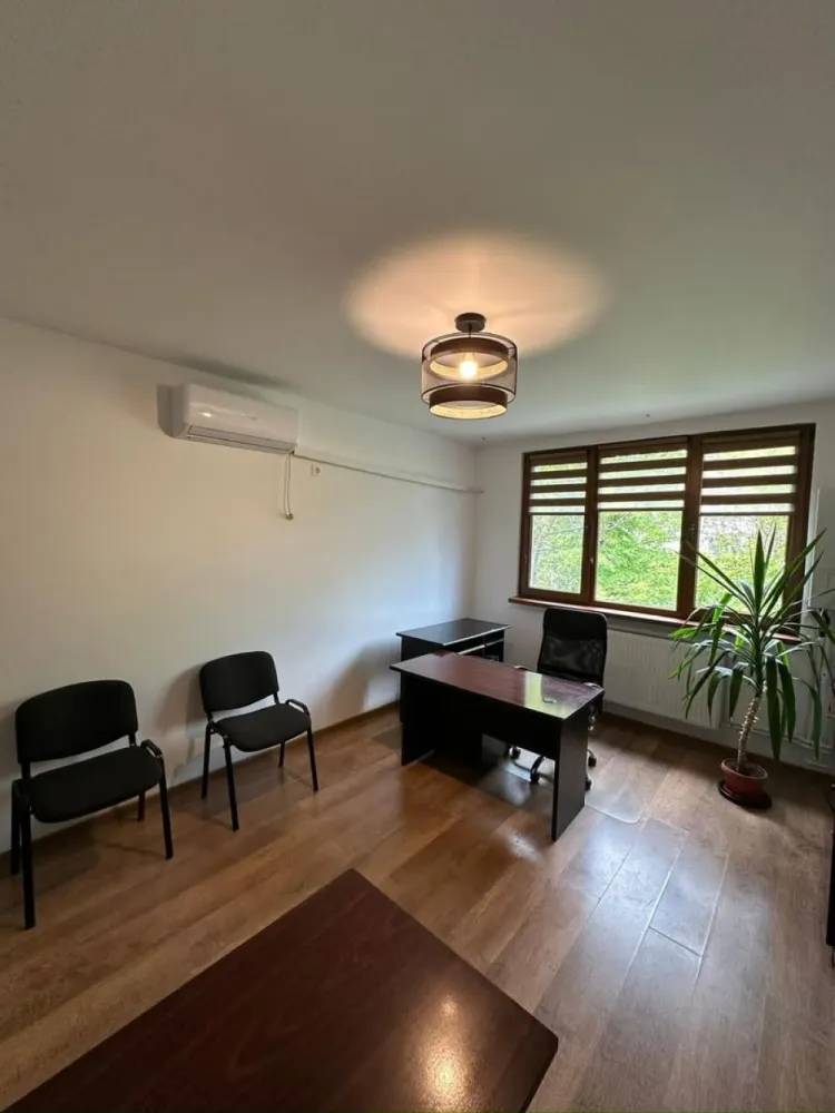 Garsonieră de închiriat – ideală pentru birou/cabinet, Țiglina 1 - Garsonieră de închiriat – ideală pentru birou/cabinet, Țiglina 1, lângă Tribunal
Se oferă spre închiriere garsonieră situată în cartierul Țiglina 1, în imediata apropiere a Tribunalului, la etajul 2, cu o suprafață de 25 mp. 
Amplasarea este excelentă, într-o zonă cu trafic pietonal intens, ceea ce o face ideală pentru activități profesionale precum birouri, cabinete de avocatură, psihologie sau alte servicii.

Spațiul este complet mobilat și utilat, fiind amenajat special pentru desfășurarea activităților de tip office. Compartimentarea este practică și oferă un mediu confortabil atât pentru lucru, cât și pentru interacțiunea cu clienții.
Dotări:
- centrală termică proprie
- aer condiționat
- chicinetă mobilată și complet utilată
- baie proprie
- ușă metalică
- tâmplărie PVC cu geam termopan
 - finisaje moderne: gresie și faianță
- racord de apa separat
- izolatie exterioara

Preț chirie: 270 euro/lună (negociabil)
La semnarea contractului se solicită plata primei luni de chirie si o garanție returnabilă echivalenta cu o luna de chirie.
Se închiriază pe termen lung, cu contract declarat la ANAF.

Pentru relații și programări: 0746.252.252.
Ofertă prezentată în exclusivitate prin agenția Mag Invest.