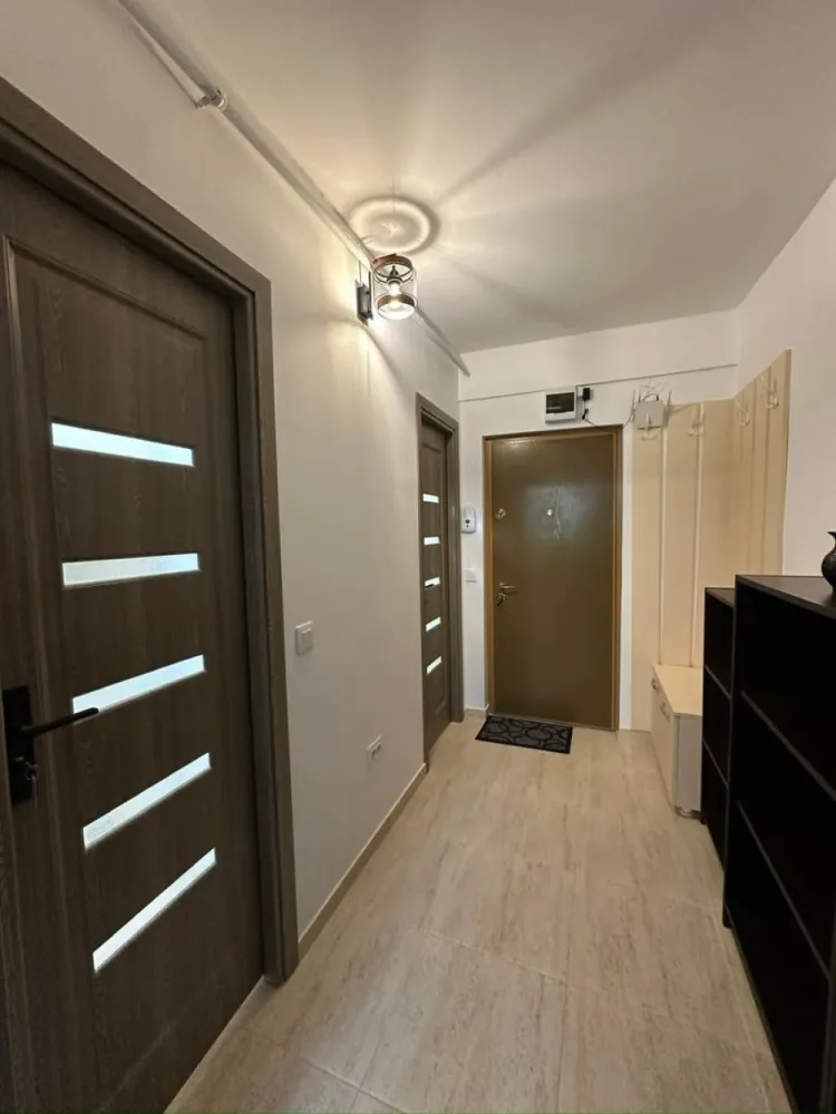 Garsonieră de închiriat – ideală pentru birou/cabinet, Țiglina 1 - Garsonieră de închiriat – ideală pentru birou/cabinet, Țiglina 1, lângă Tribunal
Se oferă spre închiriere garsonieră situată în cartierul Țiglina 1, în imediata apropiere a Tribunalului, la etajul 2, cu o suprafață de 25 mp. 
Amplasarea este excelentă, într-o zonă cu trafic pietonal intens, ceea ce o face ideală pentru activități profesionale precum birouri, cabinete de avocatură, psihologie sau alte servicii.

Spațiul este complet mobilat și utilat, fiind amenajat special pentru desfășurarea activităților de tip office. Compartimentarea este practică și oferă un mediu confortabil atât pentru lucru, cât și pentru interacțiunea cu clienții.
Dotări:
- centrală termică proprie
- aer condiționat
- chicinetă mobilată și complet utilată
- baie proprie
- ușă metalică
- tâmplărie PVC cu geam termopan
 - finisaje moderne: gresie și faianță
- racord de apa separat
- izolatie exterioara

Preț chirie: 270 euro/lună (negociabil)
La semnarea contractului se solicită plata primei luni de chirie si o garanție returnabilă echivalenta cu o luna de chirie.
Se închiriază pe termen lung, cu contract declarat la ANAF.

Pentru relații și programări: 0746.252.252.
Ofertă prezentată în exclusivitate prin agenția Mag Invest.