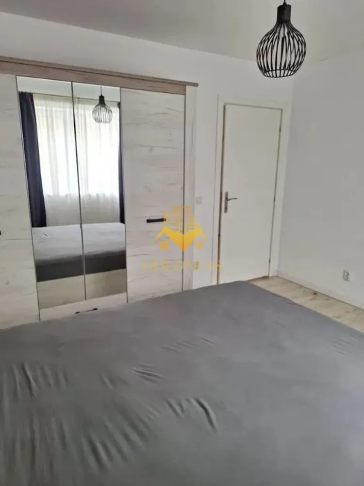 2 camere, modern, parcare, bloc nou, terasa, Borhanci Zona Romu Ladea - GOLDNESS Imobiliare vă propune spre închiriere un apartament cu 2 camere complet mobilat și utilat, la etajul 1 într-un imobil de 2 etaje, în Cartierul Borhanci.
Dispune de loc de parcare exterioara inclusa in pret!
Se află în apropierea stațiilor de transport în comun, magazine, restaurante, spații verzi, farmacii, etc. 

Apartamentul este compartimentat astfel:
 - dormitor cu pat matrimonial, dressing, noptiere
 - living cu bucatarie open space complet utilată și mobilată, canapea extensibilă, loc de servit masa 
 - baie cu cada, calorifer port prosop și dulap pentru depozitare.
 - terasa de 8 mp.

Imobilul este dotat cu toate cele necesare- centrală proprie, frigider, aragaz, hotă, mașină de spălat haine, etc. 

Dacă sunteți interesați de acest apartament și doriți să îl vizionați, dar și pentru alte oferte nu ezitați să ne contactați telefonic sau prin e-mail. Vă stăm la dispoziție!

Pentru intermediere se percepe un comision de 50% din prețul chiriei!