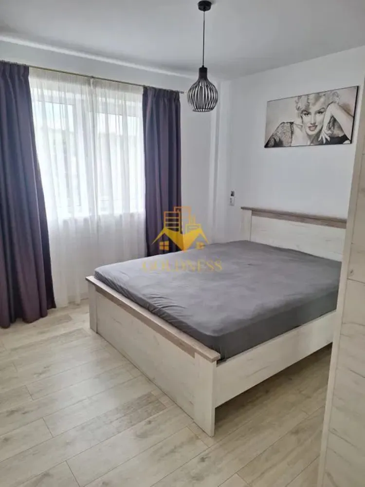 2 camere, modern, parcare, bloc nou, terasa, Borhanci Zona Romu Ladea - GOLDNESS Imobiliare vă propune spre închiriere un apartament cu 2 camere complet mobilat și utilat, la etajul 1 într-un imobil de 2 etaje, în Cartierul Borhanci.
Dispune de loc de parcare exterioara inclusa in pret!
Se află în apropierea stațiilor de transport în comun, magazine, restaurante, spații verzi, farmacii, etc. 

Apartamentul este compartimentat astfel:
 - dormitor cu pat matrimonial, dressing, noptiere
 - living cu bucatarie open space complet utilată și mobilată, canapea extensibilă, loc de servit masa 
 - baie cu cada, calorifer port prosop și dulap pentru depozitare.
 - terasa de 8 mp.

Imobilul este dotat cu toate cele necesare- centrală proprie, frigider, aragaz, hotă, mașină de spălat haine, etc. 

Dacă sunteți interesați de acest apartament și doriți să îl vizionați, dar și pentru alte oferte nu ezitați să ne contactați telefonic sau prin e-mail. Vă stăm la dispoziție!

Pentru intermediere se percepe un comision de 50% din prețul chiriei!
