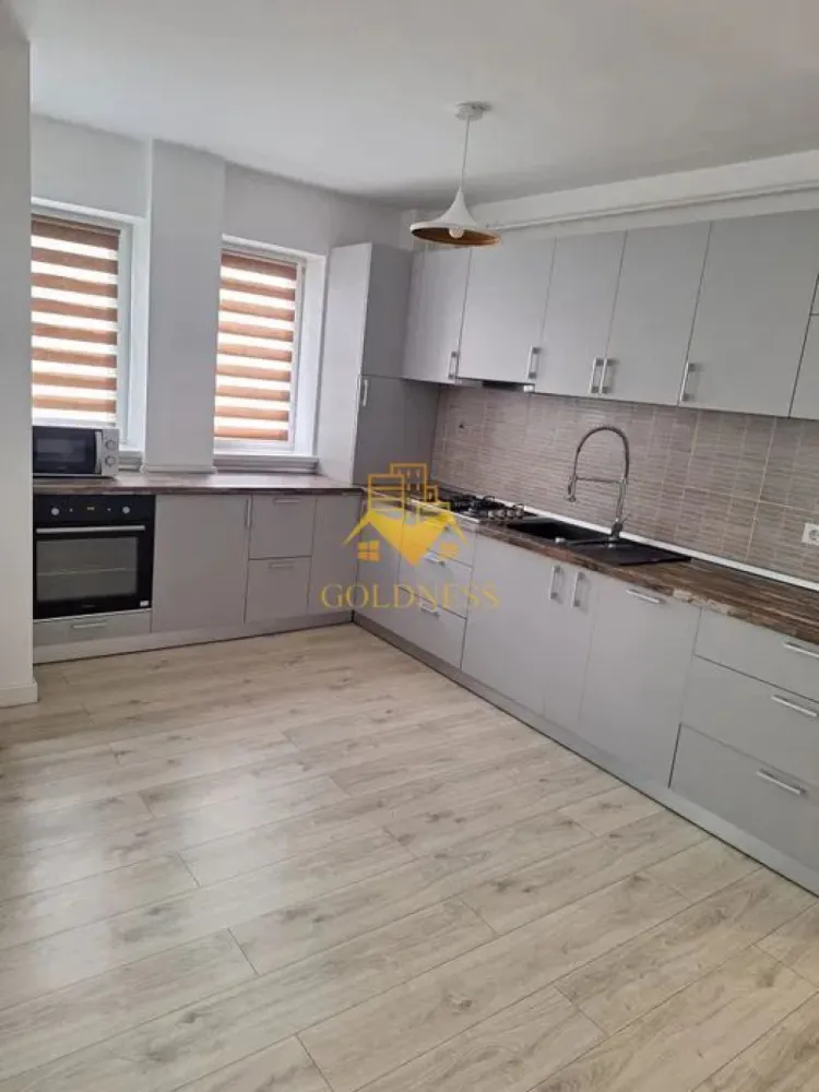 2 camere, modern, parcare, bloc nou, terasa, Borhanci Zona Romu Ladea - GOLDNESS Imobiliare vă propune spre închiriere un apartament cu 2 camere complet mobilat și utilat, la etajul 1 într-un imobil de 2 etaje, în Cartierul Borhanci.
Dispune de loc de parcare exterioara inclusa in pret!
Se află în apropierea stațiilor de transport în comun, magazine, restaurante, spații verzi, farmacii, etc. 

Apartamentul este compartimentat astfel:
 - dormitor cu pat matrimonial, dressing, noptiere
 - living cu bucatarie open space complet utilată și mobilată, canapea extensibilă, loc de servit masa 
 - baie cu cada, calorifer port prosop și dulap pentru depozitare.
 - terasa de 8 mp.

Imobilul este dotat cu toate cele necesare- centrală proprie, frigider, aragaz, hotă, mașină de spălat haine, etc. 

Dacă sunteți interesați de acest apartament și doriți să îl vizionați, dar și pentru alte oferte nu ezitați să ne contactați telefonic sau prin e-mail. Vă stăm la dispoziție!

Pentru intermediere se percepe un comision de 50% din prețul chiriei!