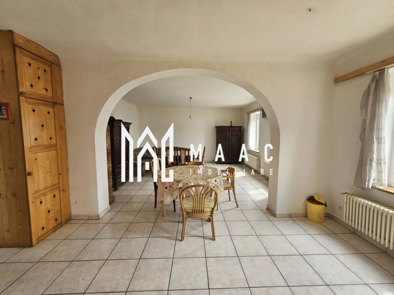 Casa Individuala | 8 camere | 6 bai | 300 mpu | Turnisor - MAAC Imobiliare vă propune spre închiriere o proprietate generoasă, situată în cartierul Turnișor din Sibiu, ideal configurată pentru activități de cazare muncitori sau locuință multifamilială. Imobilul este compus din două corpuri de clădire complet funcționale, cu o suprafață totală de 300 mp, împărțită eficient pentru confortul și utilitatea chiriașilor.

Corp 1 (S+P+M – 230 mp)

Subsol:

Bucătărie complet echipată

Cameră de servit masa

Cameră de depozitare

Baie (vas WC + lavoar)

Parter:

Bucătărie

Living spațios

Mansardă:

3 dormitoare

3 băi (fiecare cu duș, lavoar și vas WC)

Living comun

Corp 2 (Parter – 70 mp)

3 dormitoare

1 baie (vas WC + lavoar)

1 baie comună (cu 2 dușuri, lavoar și vas WC)

Proprietatea este complet mobilată și utilată, gândită special pentru a asigura confortul unui număr mai mare de persoane, în special pentru echipe de muncitori sau personal relocat. Compartimentarea practică, multiplele băi și spațiile comune generoase asigură funcționalitate și intimitate pentru fiecare locatar.

Localizare excelentă – situată într-o zonă accesibilă, aproape de punctele de interes industrial și logistic din Sibiu, cu acces facil către oraș și drumurile principale.

Pentru mai multe detalii și programarea unei vizionări, vă invităm să ne contactați.
ID: CP3108225 .