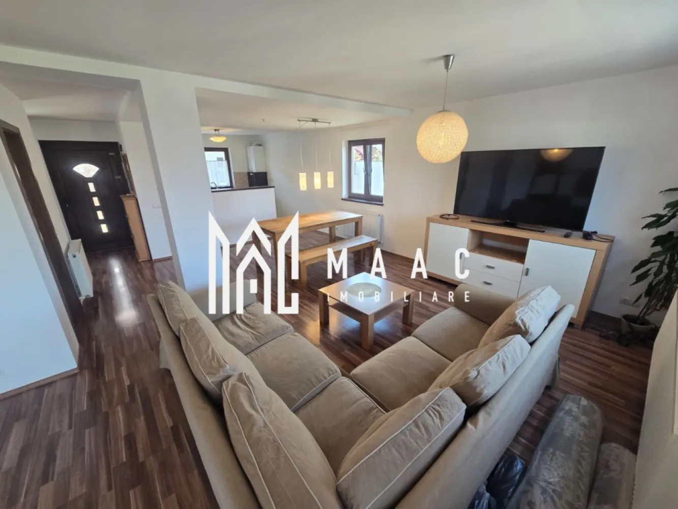 Casa 4 camere | Terasa | Selimbar - MAAC Imobiliare vă propune spre închiriere o casă tip duplex modernă, situată în Șelimbăr, într-o zonă liniștită, ideală pentru cei care își doresc confort, spațiu și intimitate.

 Proprietatea dispune de 3 dormitoare luminoase și spațioase, 2 băi complet utilate, precum și un living generos cu bucătărie open-space. Din zona de zi se face accesul direct către terasa exterioară, locul ideal pentru momentele de relaxare petrecute alături de familie și prieteni.

Casa beneficiază de un teren aferent de aproximativ 250 mp, cu spatiu amenajat pentru parcare, loc de gratar si zona verde. 

Poziționarea avantajoasă permite acces rapid către punctele de interes ale orașului, centre comerciale, școli, grădinițe și mijloace de transport.

Pentru mai multe detalii sau pentru stabilirea unei vizionări, vă rugăm să specificați că ați văzut anunțul cu ID: CP3112652