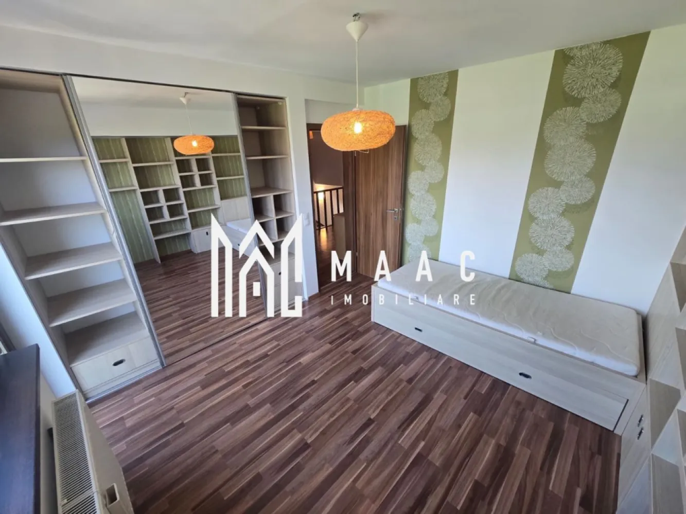 Casa 4 camere | Terasa | Selimbar - MAAC Imobiliare vă propune spre închiriere o casă tip duplex modernă, situată în Șelimbăr, într-o zonă liniștită, ideală pentru cei care își doresc confort, spațiu și intimitate.

 Proprietatea dispune de 3 dormitoare luminoase și spațioase, 2 băi complet utilate, precum și un living generos cu bucătărie open-space. Din zona de zi se face accesul direct către terasa exterioară, locul ideal pentru momentele de relaxare petrecute alături de familie și prieteni.

Casa beneficiază de un teren aferent de aproximativ 250 mp, cu spatiu amenajat pentru parcare, loc de gratar si zona verde. 

Poziționarea avantajoasă permite acces rapid către punctele de interes ale orașului, centre comerciale, școli, grădinițe și mijloace de transport.

Pentru mai multe detalii sau pentru stabilirea unei vizionări, vă rugăm să specificați că ați văzut anunțul cu ID: CP3112652