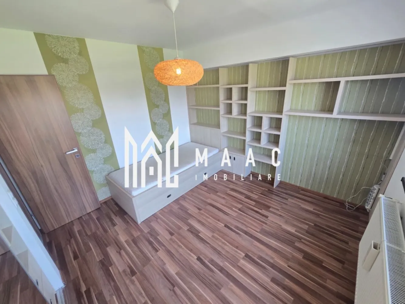Casa 4 camere | Terasa | Selimbar - MAAC Imobiliare vă propune spre închiriere o casă tip duplex modernă, situată în Șelimbăr, într-o zonă liniștită, ideală pentru cei care își doresc confort, spațiu și intimitate.

 Proprietatea dispune de 3 dormitoare luminoase și spațioase, 2 băi complet utilate, precum și un living generos cu bucătărie open-space. Din zona de zi se face accesul direct către terasa exterioară, locul ideal pentru momentele de relaxare petrecute alături de familie și prieteni.

Casa beneficiază de un teren aferent de aproximativ 250 mp, cu spatiu amenajat pentru parcare, loc de gratar si zona verde. 

Poziționarea avantajoasă permite acces rapid către punctele de interes ale orașului, centre comerciale, școli, grădinițe și mijloace de transport.

Pentru mai multe detalii sau pentru stabilirea unei vizionări, vă rugăm să specificați că ați văzut anunțul cu ID: CP3112652