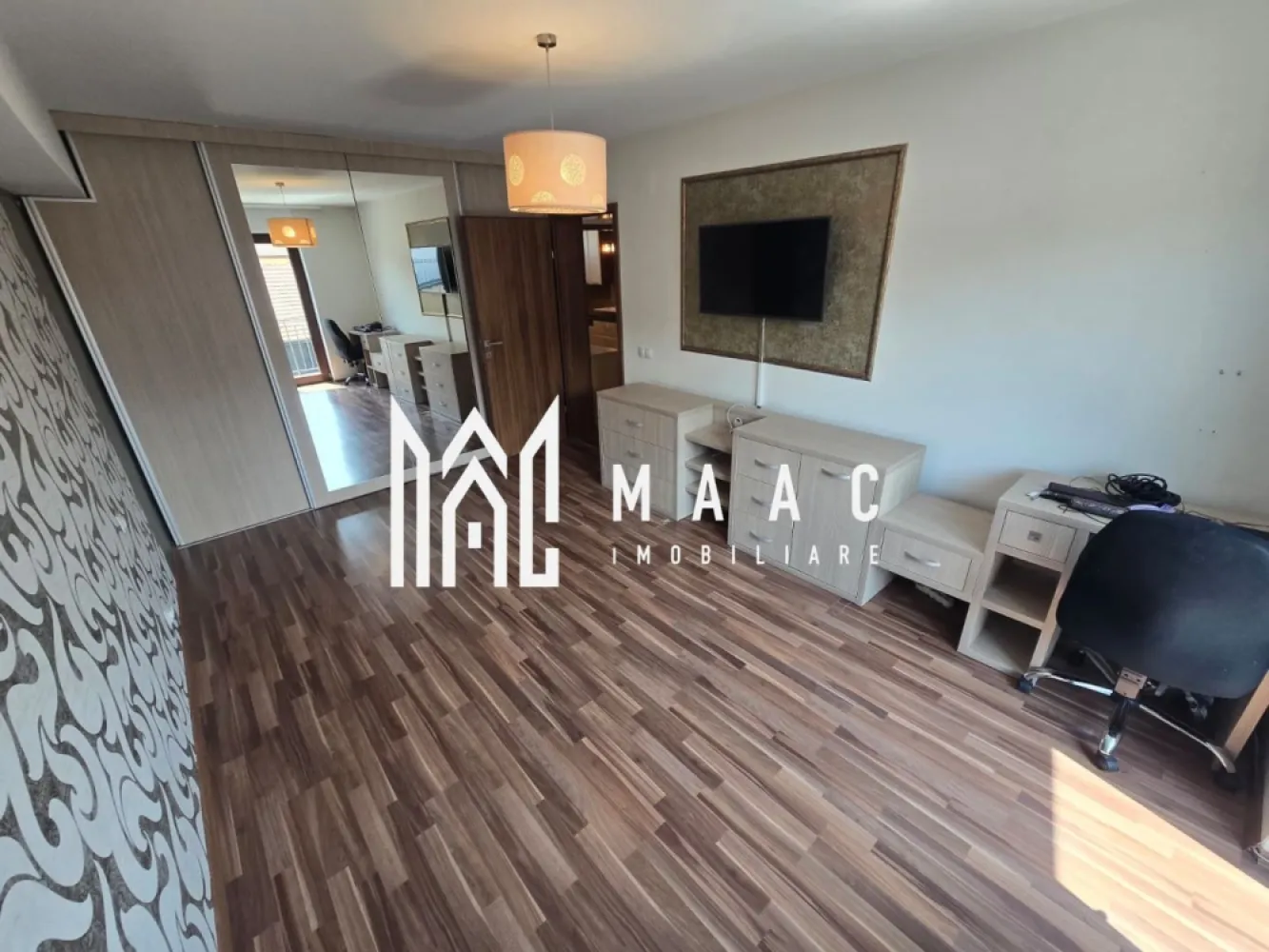 Casa 4 camere | Terasa | Selimbar - MAAC Imobiliare vă propune spre închiriere o casă tip duplex modernă, situată în Șelimbăr, într-o zonă liniștită, ideală pentru cei care își doresc confort, spațiu și intimitate.

 Proprietatea dispune de 3 dormitoare luminoase și spațioase, 2 băi complet utilate, precum și un living generos cu bucătărie open-space. Din zona de zi se face accesul direct către terasa exterioară, locul ideal pentru momentele de relaxare petrecute alături de familie și prieteni.

Casa beneficiază de un teren aferent de aproximativ 250 mp, cu spatiu amenajat pentru parcare, loc de gratar si zona verde. 

Poziționarea avantajoasă permite acces rapid către punctele de interes ale orașului, centre comerciale, școli, grădinițe și mijloace de transport.

Pentru mai multe detalii sau pentru stabilirea unei vizionări, vă rugăm să specificați că ați văzut anunțul cu ID: CP3112652