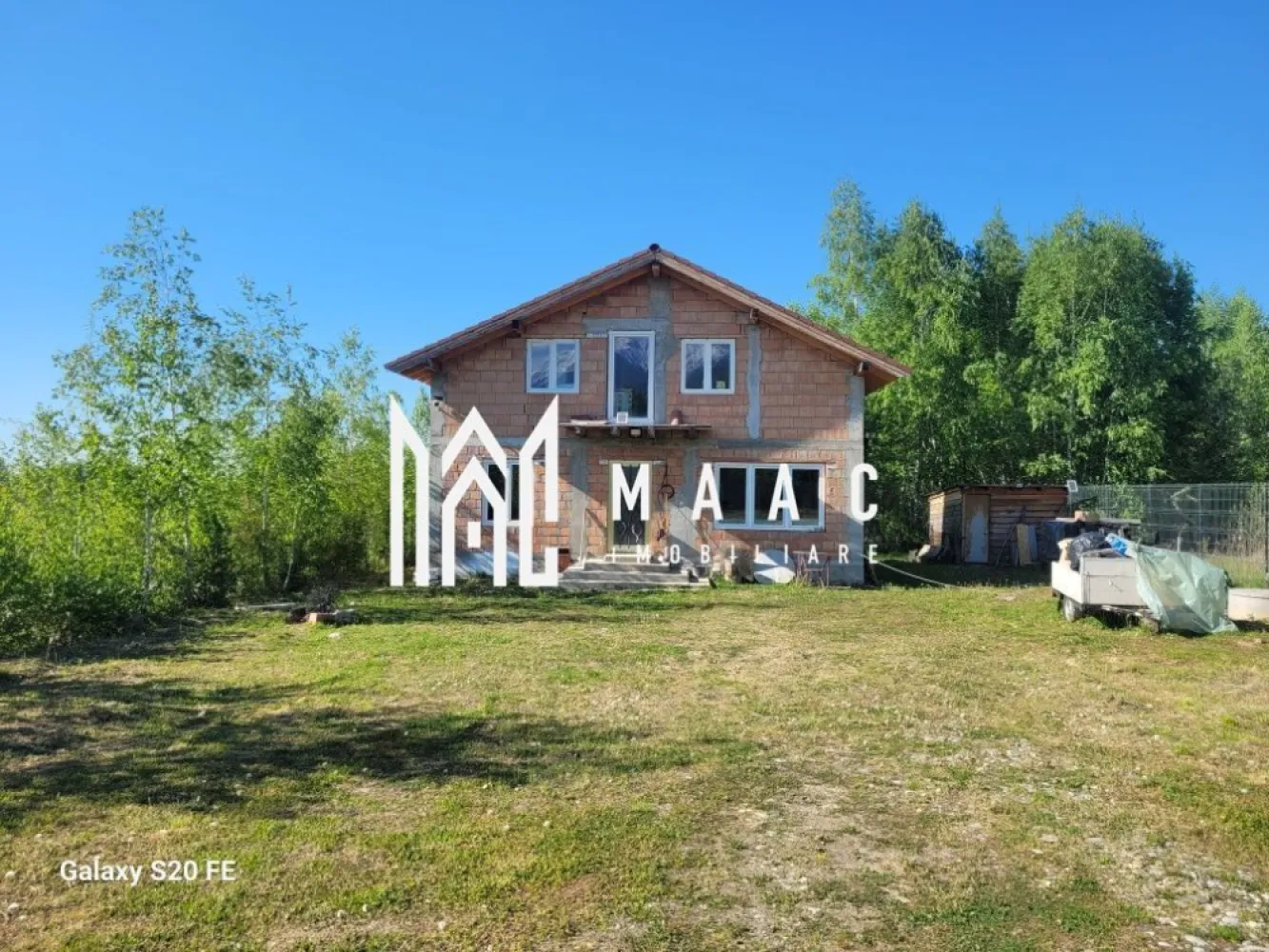 Casă Valea Avrigului | 1050 mp teren | Lângă Brambura Park | Intabulată - MAAC Imobiliare vă propune spre vânzare o proprietate situată în Valea Avrigului, într-o zonă deosebită, în imediata apropiere de Brambura Park, ideală pentru locuință permanentă, casă de vacanță sau investiție turistică.

 Detalii proprietate
Suprafață teren: 1050 mp
Casă construită din cărămidă
Proprietate împrejmuită cu gard din panou bordurat
Casă intabulată, cu toate actele la zi
 Compartimentare
 Parter
Living cu bucătărie open-space
Dormitor
Baie
 Etaj
2 dormitoare cu băi proprii
Dressing
 Stadiu & dotări
Interior zugrăvit
Calorifere montate
Uși montate la etaj
Baia de la parter finalizată
 Utilități
Fântână proprie cu 9 tuburi (debit foarte bun de apă)
Fosă septică ecologică – 3500 L
 Avantaje
Zonă turistică foarte căutată
Aproape de Brambura Park
Teren generos
Ideală pentru relaxare, turism sau investiție
Intimitate și peisaj deosebit

📞 Contactează-ne pentru mai multe detalii sau pentru a programa o vizionare, menționează CP3114921!