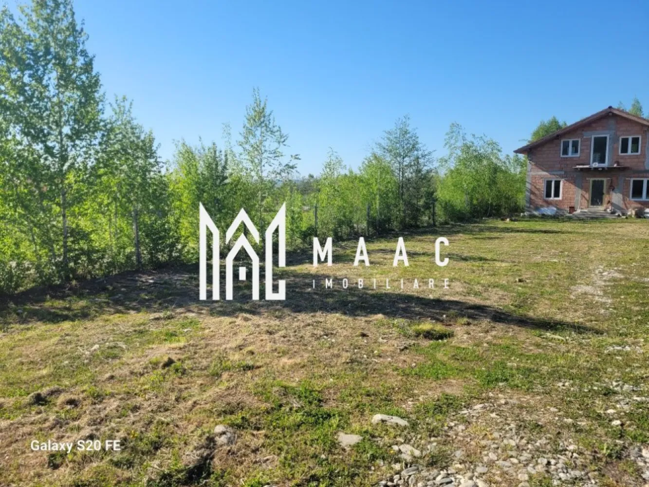 Casă Valea Avrigului | 1050 mp teren | Lângă Brambura Park | Intabulată - MAAC Imobiliare vă propune spre vânzare o proprietate situată în Valea Avrigului, într-o zonă deosebită, în imediata apropiere de Brambura Park, ideală pentru locuință permanentă, casă de vacanță sau investiție turistică.

 Detalii proprietate
Suprafață teren: 1050 mp
Casă construită din cărămidă
Proprietate împrejmuită cu gard din panou bordurat
Casă intabulată, cu toate actele la zi
 Compartimentare
 Parter
Living cu bucătărie open-space
Dormitor
Baie
 Etaj
2 dormitoare cu băi proprii
Dressing
 Stadiu & dotări
Interior zugrăvit
Calorifere montate
Uși montate la etaj
Baia de la parter finalizată
 Utilități
Fântână proprie cu 9 tuburi (debit foarte bun de apă)
Fosă septică ecologică – 3500 L
 Avantaje
Zonă turistică foarte căutată
Aproape de Brambura Park
Teren generos
Ideală pentru relaxare, turism sau investiție
Intimitate și peisaj deosebit

📞 Contactează-ne pentru mai multe detalii sau pentru a programa o vizionare, menționează CP3114921!