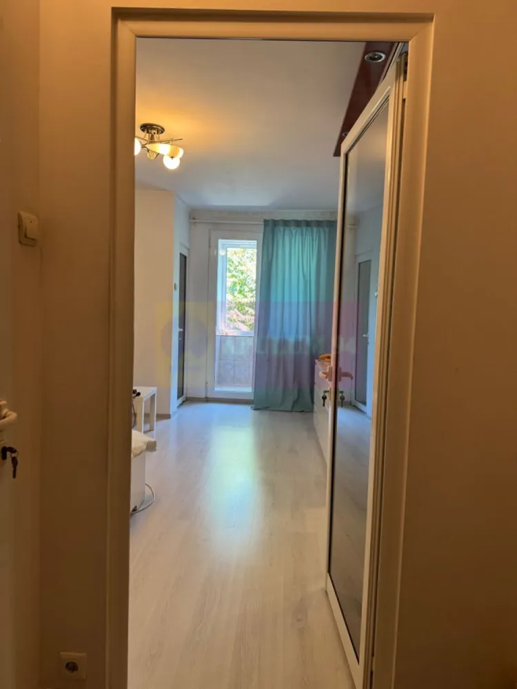 Garsonieră Titan - Agentia Imobiliara Apulum 94, va ofera spre vanzare
Garsonieră confort 1, situată in Sector 3 (Titan), într-un bloc reabilitat termic.
 Suprafață: 33 mp
Etaj: 3 din 10
 Compartimentare:
Cameră spațioasă
Bucătărie separată
Baie
Hol
Balcon închis
Dotări:
Mobilată și utilată (ca în poze)
Geamuri termopan
Ușă metalică
Bloc izolat termic
Garsonieră luminosa și bine întreținută 
 Avantaje zonă:
Aproape de metrou Titan / Nicolae Grigorescu
Piața Miniș ,piața ramnicul sărat ,Park lake mall
Magazinul Titan ,policlinica Titan ,med Life,Lidel,Mega Image la scara blocului ,restaurante ,S.m.d
La câteva minute de Parcul IOR
Acces rapid la magazine, școli, transport(metrou,tramvai ,autobuz ),
Preț: 65.500€ 
 Disponibilă imediat – acte pregătite pentru vânzare rapidă