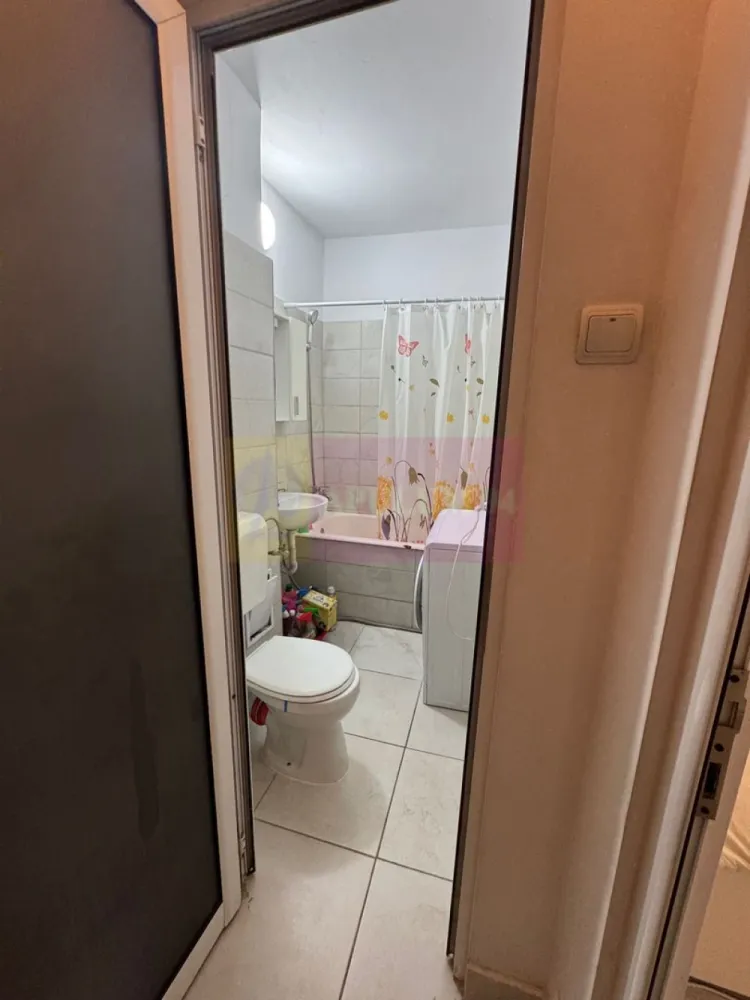 Garsonieră Titan - Agentia Imobiliara Apulum 94, va ofera spre vanzare
Garsonieră confort 1, situată in Sector 3 (Titan), într-un bloc reabilitat termic.
 Suprafață: 33 mp
Etaj: 3 din 10
 Compartimentare:
Cameră spațioasă
Bucătărie separată
Baie
Hol
Balcon închis
Dotări:
Mobilată și utilată (ca în poze)
Geamuri termopan
Ușă metalică
Bloc izolat termic
Garsonieră luminosa și bine întreținută 
 Avantaje zonă:
Aproape de metrou Titan / Nicolae Grigorescu
Piața Miniș ,piața ramnicul sărat ,Park lake mall
Magazinul Titan ,policlinica Titan ,med Life,Lidel,Mega Image la scara blocului ,restaurante ,S.m.d
La câteva minute de Parcul IOR
Acces rapid la magazine, școli, transport(metrou,tramvai ,autobuz ),
Preț: 65.500€ 
 Disponibilă imediat – acte pregătite pentru vânzare rapidă