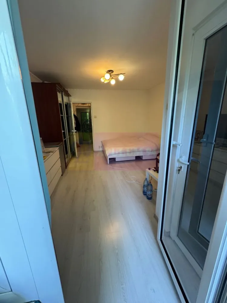 Garsonieră Titan - Agentia Imobiliara Apulum 94, va ofera spre vanzare
Garsonieră confort 1, situată in Sector 3 (Titan), într-un bloc reabilitat termic.
 Suprafață: 33 mp
Etaj: 3 din 10
 Compartimentare:
Cameră spațioasă
Bucătărie separată
Baie
Hol
Balcon închis
Dotări:
Mobilată și utilată (ca în poze)
Geamuri termopan
Ușă metalică
Bloc izolat termic
Garsonieră luminosa și bine întreținută 
 Avantaje zonă:
Aproape de metrou Titan / Nicolae Grigorescu
Piața Miniș ,piața ramnicul sărat ,Park lake mall
Magazinul Titan ,policlinica Titan ,med Life,Lidel,Mega Image la scara blocului ,restaurante ,S.m.d
La câteva minute de Parcul IOR
Acces rapid la magazine, școli, transport(metrou,tramvai ,autobuz ),
Preț: 65.500€ 
 Disponibilă imediat – acte pregătite pentru vânzare rapidă