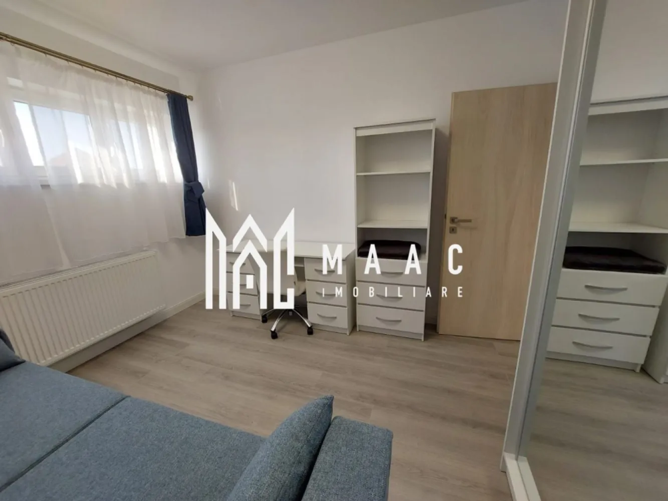 Apartament 3 Camere I Decomandat I Etaj 1 I Zona Kogalniceanu - Maac Imobiliare oferă spre vânzare un apartament spațios cu 3 camere decomandate, având o suprafață utilă de 71 mp, situat la etajul 1 al unui imobil amplasat în zona Kogălniceanu – o locație apreciată pentru accesibilitate, confort și proximitatea față de principalele puncte de interes ale orașului.

Locuința este complet mobilată și utilată, fiind ideală pentru mutare imediată, fără investiții suplimentare.

Caracteristici:
Suprafață utilă: 71 mp
3 camere decomandate
Etaj 1 – poziție excelentă
Complet mobilat și utilat
Compartimentare practică și eficientă
Apartament bine întreținut

Avantaje:
Ideal pentru familie
Potrivit și pentru investiție
Mutare imediată
Zonă bine cotată, cu acces rapid către centru, școli, magazine și transport public
Etaj inferior, ușor accesibil

Localizare:
Zona Kogălniceanu
Cartier apreciat, cu infrastructură completă și acces facil

O proprietate generoasă, bine poziționată și pregătită pentru noul proprietar, reprezentând o alegere excelentă atât pentru locuire, cât și pentru investiție.

Pentru informati si vizionari: CP3064543