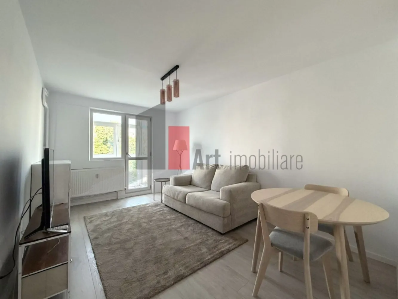 Apartament 2 camere renovat, bloc anvelopat | zona Calea Dorobanti - Va prezentam spre inchiriere, un apartament decomandat, cu 2 camere localizat la etajul 5 din 10, intr-un bloc construit in anul 1978 si reabilitat termic, prevazut cu lift. Apartamentul are o suprafata utila de 41 mp la care se adauga un balcon inchis. 
Apartamentul a fost igienizat si renovat, baia este complet renovata, majoritatea pieselor de mobilier si electrocasnicele sunt noi. Apartamentul nu a fost locuit de la renovare si utilare. 

Blocul este unul linistit, ingrijit si se afla intr-o oaza retrasa de la bulevard insa totusi la 40 de metri distanta de Calea Dorobanti. 

Zona Dorobanti se remarca ca fiind un cartier exclusivist iar Calea Dorobanti este una dintre cele mai vechi strazi din Bucuresti, conceputa si construita de la bun inceput pentru a forma un cartier luxos. Numele strazii a fost dat in 1878 in amintirea trupelor de dorobanti care au luptat la Plevna, Vidin si Grivita, in cadrul Razboiului de Independenta al Romaniei. 
In prezent zona Dorobanti/Floreasca este privita ca o zona selecta, zona de intalniri de afaceri, cu multe banci, cafenele si restaurante dar, totodata gasim in zona clinici medicale, gradinite, scoli generale si licee, dintre cele mai bune din Bucuresti. 

Exista patru statii de metrou in cartier: Aviatorilor, Victoriei, Piața Romana si Stefan cel Mare, cea mai apropiata de apartamentul propus fiind Stefan cel Mare, la cca 700m distanta, 8-10 minute de mers pe jos.

Apartamentul este disponibil imediat, la semnarea contractului de inchiriere se percepe 1 luna chirie + 1 luna garantie, comision 0.