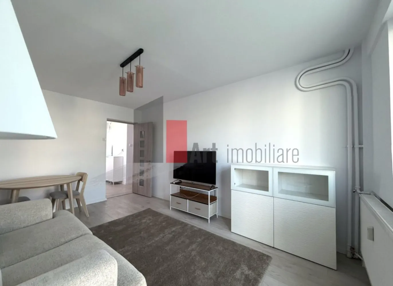 Apartament 2 camere renovat, bloc anvelopat | zona Calea Dorobanti - Va prezentam spre inchiriere, un apartament decomandat, cu 2 camere localizat la etajul 5 din 10, intr-un bloc construit in anul 1978 si reabilitat termic, prevazut cu lift. Apartamentul are o suprafata utila de 41 mp la care se adauga un balcon inchis. 
Apartamentul a fost igienizat si renovat, baia este complet renovata, majoritatea pieselor de mobilier si electrocasnicele sunt noi. Apartamentul nu a fost locuit de la renovare si utilare. 

Blocul este unul linistit, ingrijit si se afla intr-o oaza retrasa de la bulevard insa totusi la 40 de metri distanta de Calea Dorobanti. 

Zona Dorobanti se remarca ca fiind un cartier exclusivist iar Calea Dorobanti este una dintre cele mai vechi strazi din Bucuresti, conceputa si construita de la bun inceput pentru a forma un cartier luxos. Numele strazii a fost dat in 1878 in amintirea trupelor de dorobanti care au luptat la Plevna, Vidin si Grivita, in cadrul Razboiului de Independenta al Romaniei. 
In prezent zona Dorobanti/Floreasca este privita ca o zona selecta, zona de intalniri de afaceri, cu multe banci, cafenele si restaurante dar, totodata gasim in zona clinici medicale, gradinite, scoli generale si licee, dintre cele mai bune din Bucuresti. 

Exista patru statii de metrou in cartier: Aviatorilor, Victoriei, Piața Romana si Stefan cel Mare, cea mai apropiata de apartamentul propus fiind Stefan cel Mare, la cca 700m distanta, 8-10 minute de mers pe jos.

Apartamentul este disponibil imediat, la semnarea contractului de inchiriere se percepe 1 luna chirie + 1 luna garantie, comision 0.