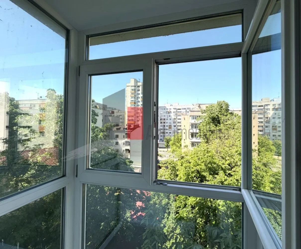 Apartament 2 camere renovat, bloc anvelopat | zona Calea Dorobanti - Va prezentam spre inchiriere, un apartament decomandat, cu 2 camere localizat la etajul 5 din 10, intr-un bloc construit in anul 1978 si reabilitat termic, prevazut cu lift. Apartamentul are o suprafata utila de 41 mp la care se adauga un balcon inchis. 
Apartamentul a fost igienizat si renovat, baia este complet renovata, majoritatea pieselor de mobilier si electrocasnicele sunt noi. Apartamentul nu a fost locuit de la renovare si utilare. 

Blocul este unul linistit, ingrijit si se afla intr-o oaza retrasa de la bulevard insa totusi la 40 de metri distanta de Calea Dorobanti. 

Zona Dorobanti se remarca ca fiind un cartier exclusivist iar Calea Dorobanti este una dintre cele mai vechi strazi din Bucuresti, conceputa si construita de la bun inceput pentru a forma un cartier luxos. Numele strazii a fost dat in 1878 in amintirea trupelor de dorobanti care au luptat la Plevna, Vidin si Grivita, in cadrul Razboiului de Independenta al Romaniei. 
In prezent zona Dorobanti/Floreasca este privita ca o zona selecta, zona de intalniri de afaceri, cu multe banci, cafenele si restaurante dar, totodata gasim in zona clinici medicale, gradinite, scoli generale si licee, dintre cele mai bune din Bucuresti. 

Exista patru statii de metrou in cartier: Aviatorilor, Victoriei, Piața Romana si Stefan cel Mare, cea mai apropiata de apartamentul propus fiind Stefan cel Mare, la cca 700m distanta, 8-10 minute de mers pe jos.

Apartamentul este disponibil imediat, la semnarea contractului de inchiriere se percepe 1 luna chirie + 1 luna garantie, comision 0.