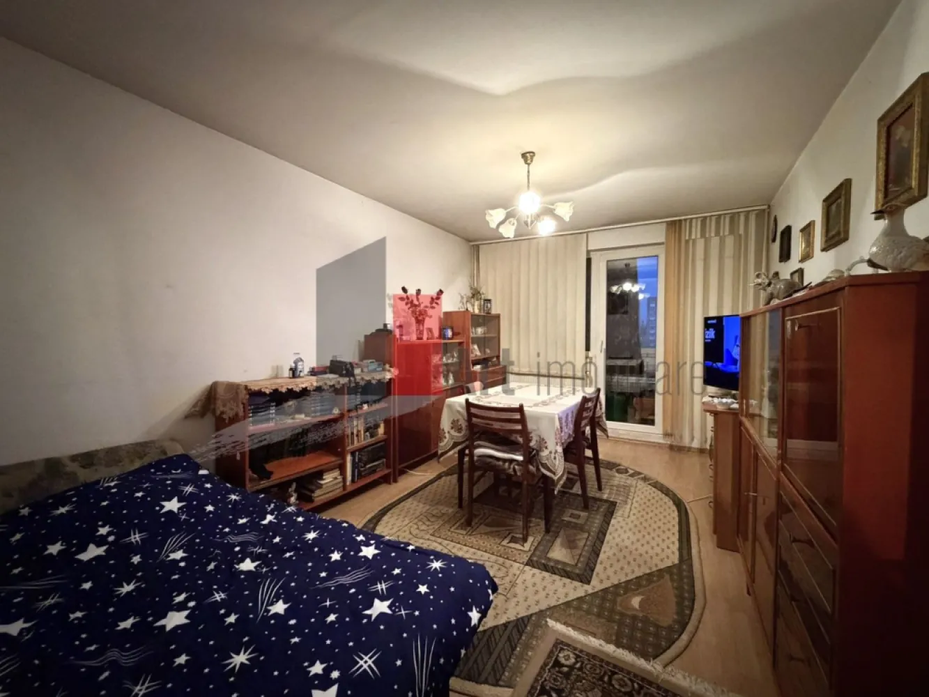 Apartament 2 camere Prelungirea Ghencea/Valea Oltului - Va prezentam spre achizitie un apartament de 2 camere, decomandat, in suprafata totala de 44,40 mp din care un balcon inchis de 2,88 mp, format din 2 camere, bucatarie si baie cu cada. 

Apartamentul este situat la etajul 6 din 10, intr-un bloc construit in 1973 si pozitionat stradal pe Bd. Prelungirea Ghencea foarte aproape de intersectia cu Valea Oltului. 
Blocul este bine pozitionat, cu acces rapid la multe facilitati: statia de metrou Raul Doamnei se afla la cca 10 min de mers pe jos (750 m), statie de mijloace de transport este in fata blocului, supermarketuri, farmacii, cabinete veterinare, cafenele si restaurante sunt la distanta de mers pe jos, cel mai aproapiat magazin este la cca 50 de metri. In 20 de minute se poate ajunge pe jos si in Parcul Drumul Taberei. 

Apartamentul se incalzeste cu calorifere conectate la reteaua publica de termoficare, a trecut printr-o renovare generala insa, in prezent, necesita o renovare/improspatare pentru a fi adus la standardele actuale. 

Pretul este usor negociabil, actele sunt pregatite pentru vanzare, apartamentul se vinde fara obiectele personale din fotografii, comisionul agentiei este 0.