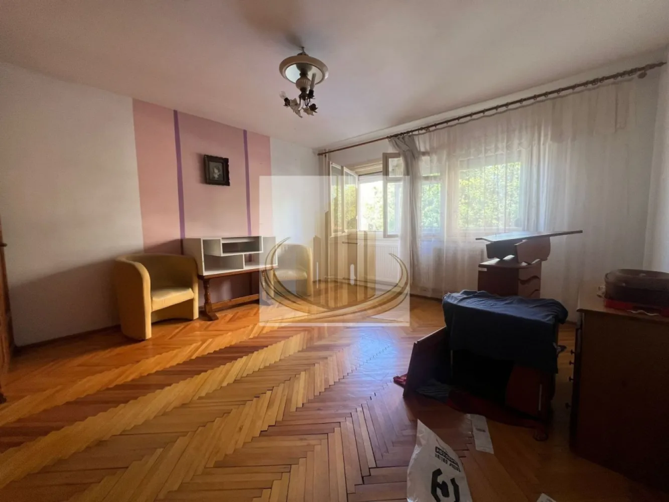 Ap spațios cu 2 cam decomandate | 58 mp | Shopping City | Investitie - Echipa Grand Mobilis Imobiliare vă propune spre vânzare un apartament primitor și foarte bine compartimentat, situat într-o zonă liniștită și apreciată, la doar câteva minute de Shopping City Timișoara.

Apartamentul dispune de 2 camere decomandate, are o suprafață utilă de 58 mp și este amplasat la parterul unui imobil construit în anul 2003.

Locuința se remarcă prin compartimentarea practică și eficientă, gândită pentru confortul de zi cu zi. Compartimentarea este realizată astfel:

hol generos de acces;
zonă de dining și bucătărie poziționată central;
două dormitoare spațioase, separate, care oferă intimitate și funcționalitate.

Dormitoarele beneficiază de ferestre mari, ce oferă lumină naturală din abundență și creează o atmosferă caldă și aerisită în întregul apartament.

Proprietatea se află în curs de renovare după plecarea foștilor chiriași și se va preda complet mobilată și utilată, fiind ideală pentru mutare imediată sau pentru introducerea rapidă în circuitul de închiriere.

Printre avantajele apartamentului se regăsesc:

compartimentare decomandată și eficientă;
camere spațioase și luminoase;
rulouri manuale la ferestre;
bloc construit în 2003;
poziționare excelentă într-o zonă liniștită;
costuri reduse de întreținere;
preț atractiv raportat la suprafață, compartimentare și zonă.

Confortul termic este asigurat prin intermediul centralei imobilului (centrală pe bloc), un avantaj important care contribuie la cheltuieli lunare foarte reduse.

Zona reprezintă unul dintre punctele forte ale proprietății, apartamentul având în imediata apropiere:

Shopping City Timișoara;
magazine și supermarketuri;
școală și grădiniță;
mijloace de transport în comun;
acces rapid către principalele artere ale orașului.

Datorită poziției excelente și cererii ridicate pentru închiriere în această zonă, apartamentul este ideal atât pentru o familie sau un cuplu care își dorește confort și accesibilitate, cât și pentru investiție, oferind un randament foarte bun la închiriere.

O proprietate care îmbină perfect spațiul generos, compartimentarea practică, un preț foarte atractiv și o locație excelentă, într-una dintre cele mai căutate zone ale orașului.

Pentru mai multe detalii sau programarea unei vizionari echipa Grand Mobilis Imobiliare va sta la dispozitie!
ID Intern: CP3116491