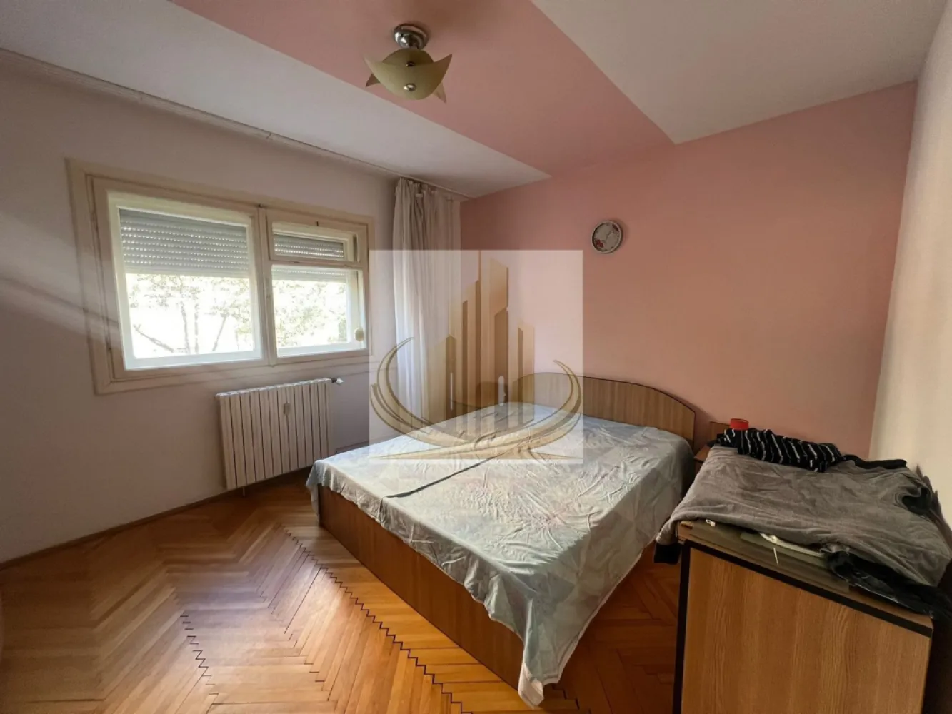 Ap spațios cu 2 cam decomandate | 58 mp | Shopping City | Investitie - Echipa Grand Mobilis Imobiliare vă propune spre vânzare un apartament primitor și foarte bine compartimentat, situat într-o zonă liniștită și apreciată, la doar câteva minute de Shopping City Timișoara.

Apartamentul dispune de 2 camere decomandate, are o suprafață utilă de 58 mp și este amplasat la parterul unui imobil construit în anul 2003.

Locuința se remarcă prin compartimentarea practică și eficientă, gândită pentru confortul de zi cu zi. Compartimentarea este realizată astfel:

hol generos de acces;
zonă de dining și bucătărie poziționată central;
două dormitoare spațioase, separate, care oferă intimitate și funcționalitate.

Dormitoarele beneficiază de ferestre mari, ce oferă lumină naturală din abundență și creează o atmosferă caldă și aerisită în întregul apartament.

Proprietatea se află în curs de renovare după plecarea foștilor chiriași și se va preda complet mobilată și utilată, fiind ideală pentru mutare imediată sau pentru introducerea rapidă în circuitul de închiriere.

Printre avantajele apartamentului se regăsesc:

compartimentare decomandată și eficientă;
camere spațioase și luminoase;
rulouri manuale la ferestre;
bloc construit în 2003;
poziționare excelentă într-o zonă liniștită;
costuri reduse de întreținere;
preț atractiv raportat la suprafață, compartimentare și zonă.

Confortul termic este asigurat prin intermediul centralei imobilului (centrală pe bloc), un avantaj important care contribuie la cheltuieli lunare foarte reduse.

Zona reprezintă unul dintre punctele forte ale proprietății, apartamentul având în imediata apropiere:

Shopping City Timișoara;
magazine și supermarketuri;
școală și grădiniță;
mijloace de transport în comun;
acces rapid către principalele artere ale orașului.

Datorită poziției excelente și cererii ridicate pentru închiriere în această zonă, apartamentul este ideal atât pentru o familie sau un cuplu care își dorește confort și accesibilitate, cât și pentru investiție, oferind un randament foarte bun la închiriere.

O proprietate care îmbină perfect spațiul generos, compartimentarea practică, un preț foarte atractiv și o locație excelentă, într-una dintre cele mai căutate zone ale orașului.

Pentru mai multe detalii sau programarea unei vizionari echipa Grand Mobilis Imobiliare va sta la dispozitie!
ID Intern: CP3116491