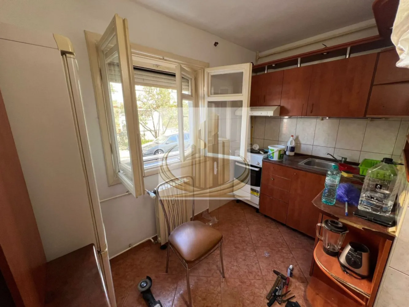 Ap spațios cu 2 cam decomandate | 58 mp | Shopping City | Investitie - Echipa Grand Mobilis Imobiliare vă propune spre vânzare un apartament primitor și foarte bine compartimentat, situat într-o zonă liniștită și apreciată, la doar câteva minute de Shopping City Timișoara.

Apartamentul dispune de 2 camere decomandate, are o suprafață utilă de 58 mp și este amplasat la parterul unui imobil construit în anul 2003.

Locuința se remarcă prin compartimentarea practică și eficientă, gândită pentru confortul de zi cu zi. Compartimentarea este realizată astfel:

hol generos de acces;
zonă de dining și bucătărie poziționată central;
două dormitoare spațioase, separate, care oferă intimitate și funcționalitate.

Dormitoarele beneficiază de ferestre mari, ce oferă lumină naturală din abundență și creează o atmosferă caldă și aerisită în întregul apartament.

Proprietatea se află în curs de renovare după plecarea foștilor chiriași și se va preda complet mobilată și utilată, fiind ideală pentru mutare imediată sau pentru introducerea rapidă în circuitul de închiriere.

Printre avantajele apartamentului se regăsesc:

compartimentare decomandată și eficientă;
camere spațioase și luminoase;
rulouri manuale la ferestre;
bloc construit în 2003;
poziționare excelentă într-o zonă liniștită;
costuri reduse de întreținere;
preț atractiv raportat la suprafață, compartimentare și zonă.

Confortul termic este asigurat prin intermediul centralei imobilului (centrală pe bloc), un avantaj important care contribuie la cheltuieli lunare foarte reduse.

Zona reprezintă unul dintre punctele forte ale proprietății, apartamentul având în imediata apropiere:

Shopping City Timișoara;
magazine și supermarketuri;
școală și grădiniță;
mijloace de transport în comun;
acces rapid către principalele artere ale orașului.

Datorită poziției excelente și cererii ridicate pentru închiriere în această zonă, apartamentul este ideal atât pentru o familie sau un cuplu care își dorește confort și accesibilitate, cât și pentru investiție, oferind un randament foarte bun la închiriere.

O proprietate care îmbină perfect spațiul generos, compartimentarea practică, un preț foarte atractiv și o locație excelentă, într-una dintre cele mai căutate zone ale orașului.

Pentru mai multe detalii sau programarea unei vizionari echipa Grand Mobilis Imobiliare va sta la dispozitie!
ID Intern: CP3116491
