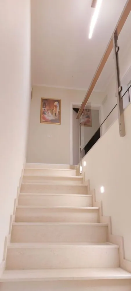 De vânzare casă premium tip duplex, vedere spre Lacul Brates, comision 0% - Vă prezentăm spre vânzare o proprietate modernă, parte dintr-un duplex construit în anul 2019, ideală pentru o familie care își dorește confort, intimitate și o locație liniștită, cu vedere superbă către Lacul Brateș.
 Proprietatea dispune de:
• suprafață construită la sol: 85 mp
• suprafață totală construită: 159 mp
• teren în suprafață de 265 mp
Compartimentare eficientă și funcțională:
- Parter:
• hol generos
• living luminos
• bucătărie închisă
• grup sanitar
• spațiu pentru depozitare

- Etaj:
• 3 dormitoare
• grup sanitar

 Dotări și finisaje premium:
• încălzire în pardoseală
• centrală termică proprie
• 2 unități aer condiționat
• gresie și faianță moderne
• parchet laminat în dormitoare
• tâmplărie PVC cu geam termopan tricameral
• rulouri exterioare
• vedere bilaterală – către Lacul Brateș și curtea din spate.

 Exteriorul proprietății oferă confort și funcționalitate:
• sistem automat pentru irigarea gazonului
• curte ideală pentru relaxare
• posibilitate de parcare pentru 2 mașini în fața casei.
Locuința îmbină perfect eleganța, confortul și poziționarea excelentă, fiind alegerea ideală pentru cei care își doresc o casă modernă într-o zonă liniștită și aerisită.
 Preț: 265.000 Euro
 Comision 0% pentru cumpărător.
Pentru detalii si programare vizionare 0746.252.252 Liliana Ene.