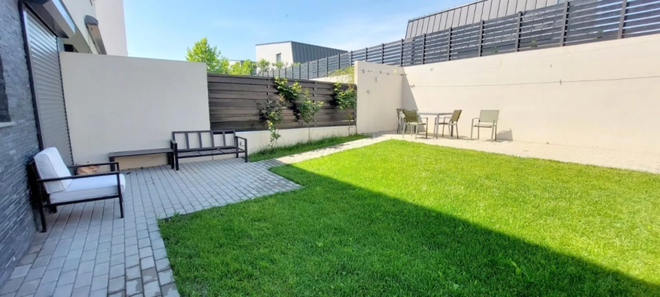 De vânzare casă premium tip duplex, vedere spre Lacul Brates, comision 0% - Vă prezentăm spre vânzare o proprietate modernă, parte dintr-un duplex construit în anul 2019, ideală pentru o familie care își dorește confort, intimitate și o locație liniștită, cu vedere superbă către Lacul Brateș.
 Proprietatea dispune de:
• suprafață construită la sol: 85 mp
• suprafață totală construită: 159 mp
• teren în suprafață de 265 mp
Compartimentare eficientă și funcțională:
- Parter:
• hol generos
• living luminos
• bucătărie închisă
• grup sanitar
• spațiu pentru depozitare

- Etaj:
• 3 dormitoare
• grup sanitar

 Dotări și finisaje premium:
• încălzire în pardoseală
• centrală termică proprie
• 2 unități aer condiționat
• gresie și faianță moderne
• parchet laminat în dormitoare
• tâmplărie PVC cu geam termopan tricameral
• rulouri exterioare
• vedere bilaterală – către Lacul Brateș și curtea din spate.

 Exteriorul proprietății oferă confort și funcționalitate:
• sistem automat pentru irigarea gazonului
• curte ideală pentru relaxare
• posibilitate de parcare pentru 2 mașini în fața casei.
Locuința îmbină perfect eleganța, confortul și poziționarea excelentă, fiind alegerea ideală pentru cei care își doresc o casă modernă într-o zonă liniștită și aerisită.
 Preț: 265.000 Euro
 Comision 0% pentru cumpărător.
Pentru detalii si programare vizionare 0746.252.252 Liliana Ene.