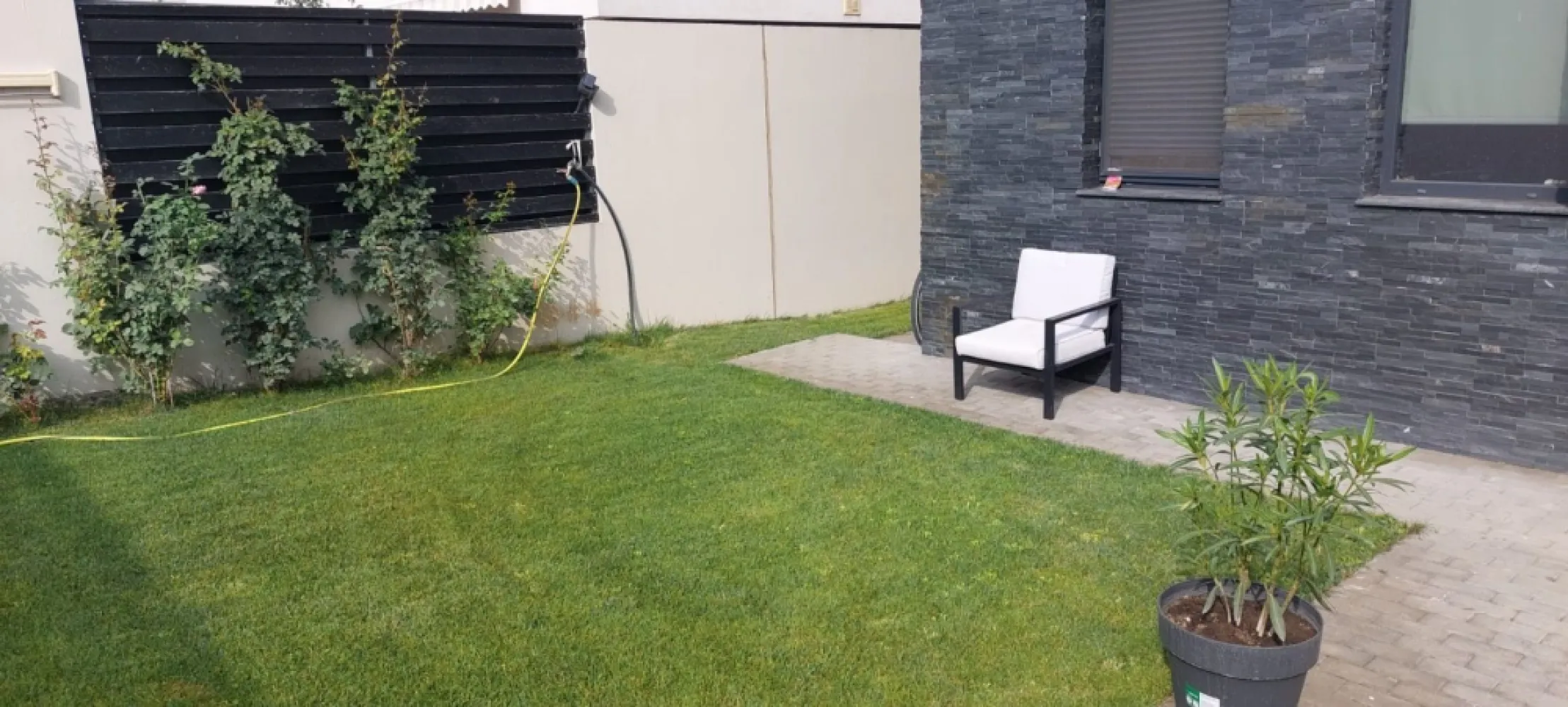 De vânzare casă premium tip duplex, vedere spre Lacul Brates, comision 0% - Vă prezentăm spre vânzare o proprietate modernă, parte dintr-un duplex construit în anul 2019, ideală pentru o familie care își dorește confort, intimitate și o locație liniștită, cu vedere superbă către Lacul Brateș.
 Proprietatea dispune de:
• suprafață construită la sol: 85 mp
• suprafață totală construită: 159 mp
• teren în suprafață de 265 mp
Compartimentare eficientă și funcțională:
- Parter:
• hol generos
• living luminos
• bucătărie închisă
• grup sanitar
• spațiu pentru depozitare

- Etaj:
• 3 dormitoare
• grup sanitar

 Dotări și finisaje premium:
• încălzire în pardoseală
• centrală termică proprie
• 2 unități aer condiționat
• gresie și faianță moderne
• parchet laminat în dormitoare
• tâmplărie PVC cu geam termopan tricameral
• rulouri exterioare
• vedere bilaterală – către Lacul Brateș și curtea din spate.

 Exteriorul proprietății oferă confort și funcționalitate:
• sistem automat pentru irigarea gazonului
• curte ideală pentru relaxare
• posibilitate de parcare pentru 2 mașini în fața casei.
Locuința îmbină perfect eleganța, confortul și poziționarea excelentă, fiind alegerea ideală pentru cei care își doresc o casă modernă într-o zonă liniștită și aerisită.
 Preț: 265.000 Euro
 Comision 0% pentru cumpărător.
Pentru detalii si programare vizionare 0746.252.252 Liliana Ene.