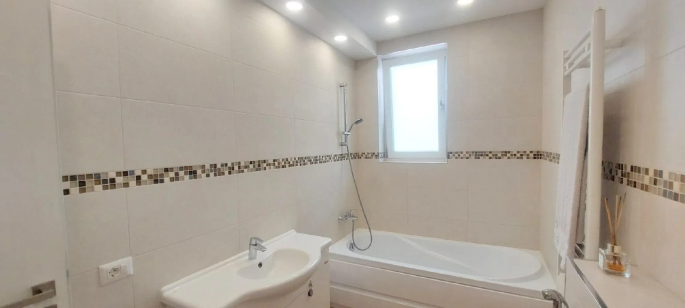 De vânzare casă premium tip duplex, vedere spre Lacul Brates, comision 0%