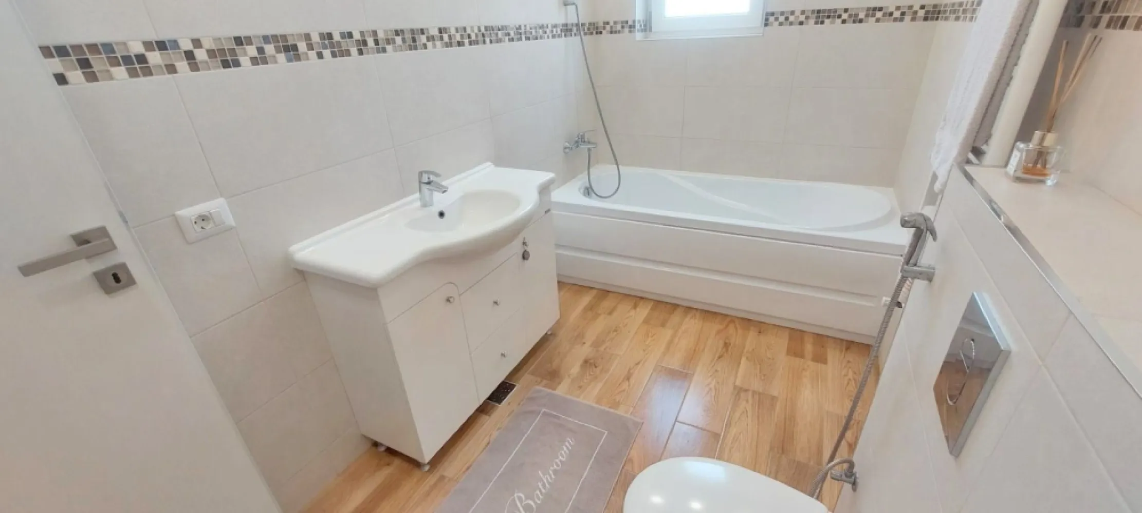 De vânzare casă premium tip duplex, vedere spre Lacul Brates, comision 0%