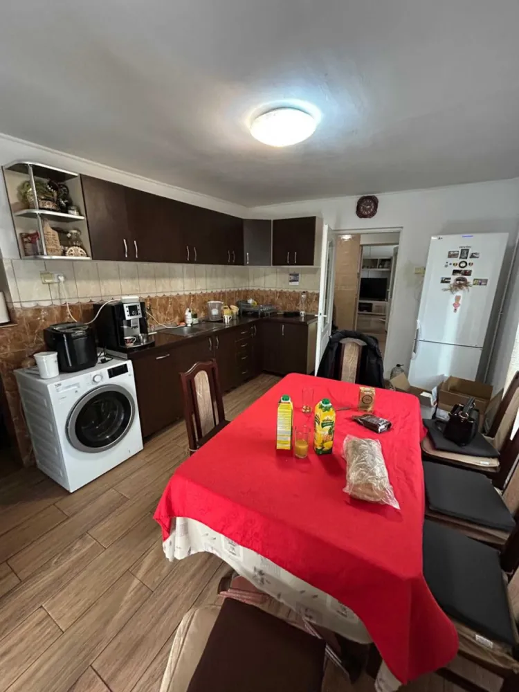 BRASADAS vinde casa cu 4 cam 5.7 ari in zona BURDEA. - Agenția imobiliara BRASADAS vinde casa din caramida plina construita in anul 2005. 
Casa este amplasata pe un teren de 570 mp si are o suprafata utila de 79 de mp cu garaj de 17mp si o anexa de 10 mp.

Casa este compusa din 3 dormitoare din care:
-1 dormitor , o baie si bucataria la parter
- la etaj 2 dormitoare

Casa dispune de o terasa amenajata cu loc de gratar, de un garaj si un beci.
Locatia este intr-o zona linistita din Satu Mare, ferita de zgomotul orasului, la circa 5 minute de mers pe jos pana la Mall-ul Shopping City Satu Mare.

 Casa dispune de toate utilitățile! 
Centrala termica pe gaz+centrala termica pe lemne, apa curenta, canalizare!
Se vinde complet mobilata si utilata.

www.brasadas.com.