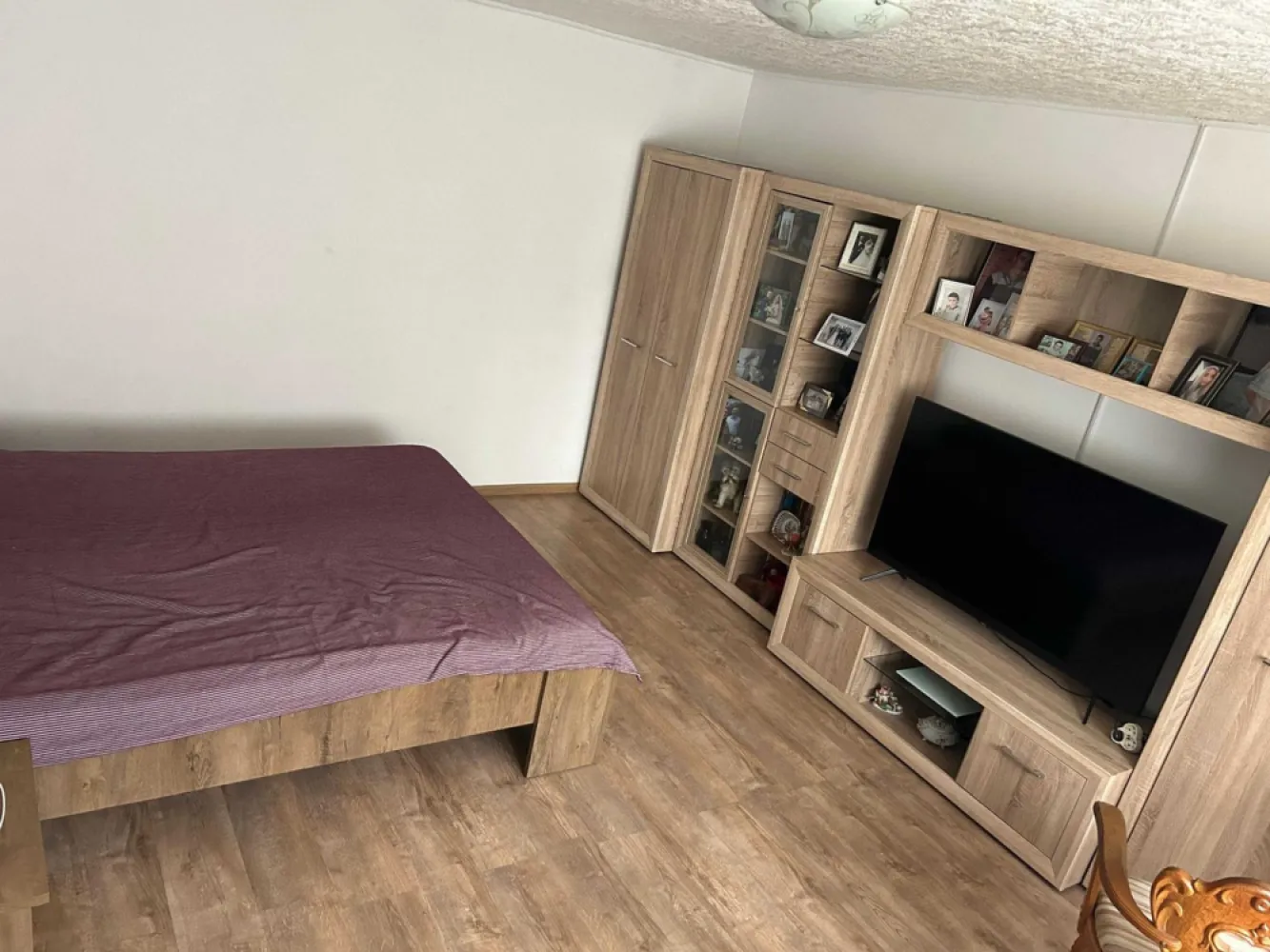BRASADAS vinde casa cu 4 cam 5.7 ari in zona BURDEA. - Agenția imobiliara BRASADAS vinde casa din caramida plina construita in anul 2005. 
Casa este amplasata pe un teren de 570 mp si are o suprafata utila de 79 de mp cu garaj de 17mp si o anexa de 10 mp.

Casa este compusa din 3 dormitoare din care:
-1 dormitor , o baie si bucataria la parter
- la etaj 2 dormitoare

Casa dispune de o terasa amenajata cu loc de gratar, de un garaj si un beci.
Locatia este intr-o zona linistita din Satu Mare, ferita de zgomotul orasului, la circa 5 minute de mers pe jos pana la Mall-ul Shopping City Satu Mare.

 Casa dispune de toate utilitățile! 
Centrala termica pe gaz+centrala termica pe lemne, apa curenta, canalizare!
Se vinde complet mobilata si utilata.

www.brasadas.com.
