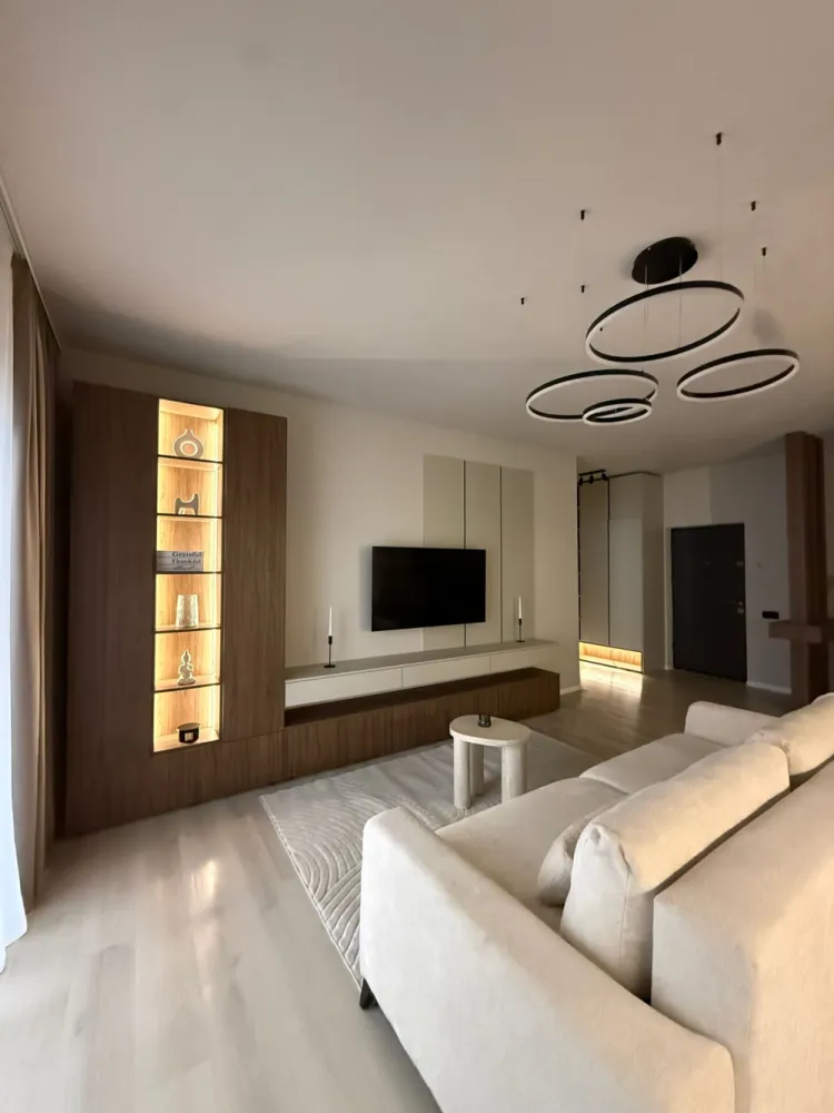 Apartament premium cu 2 camere de vânzare | strada Eroilor | Comision 0 - Dacă îți dorești un apartament modern, amenajat cu bun gust și atenție la detalii, această proprietate din Florești poate fi alegerea ideală atât pentru locuit, cât și pentru investiție.Situat pe strada Eroilor, la etajul 4 din 6, apartamentul dispune de 52 mp utili și o terasă generoasă de 12 mp, perfectă pentru relaxare și confort în aer liber.Amenajarea interioară îmbină armonios designul modern cu materiale naturale precum lemnul, piatra și marmura, rezultând un ambient elegant, cald și primitor.Comision 0 pentru cumpărător.Compartimentare:• living open-space cu bucătărie complet mobilată și utilată• dormitor amenajat în tonuri calde, cu perete decorativ din piatră naturală• baie cu duș walk-in și obiecte sanitare moderne• terasă spațioasăFinisaje și dotări:• mobilier realizat la comandă• combinație elegantă de lemn natural și finisaje mate• iluminat ambiental integrat• apartamentul se vinde complet mobilat și utilat, exact ca în fotografiiParcare subterană disponibilă contra cost: 8.000 €.Zona este în plină dezvoltare și oferă acces rapid către supermarket, farmacie și alte facilități importante, aflate la doar câteva minute distanță.Preț: 139.900 € negociabilId: 88v/8Se acceptă achiziționarea și prin credit.Pentru mai multe informații și programarea unei vizionări, vă stăm cu drag la dispoziție.0784 878 355
