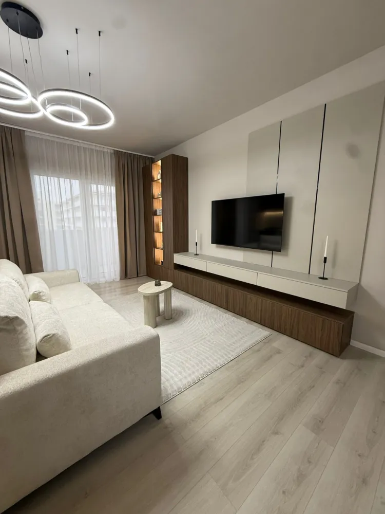 Apartament premium cu 2 camere de vânzare | strada Eroilor | Comision 0 - Dacă îți dorești un apartament modern, amenajat cu bun gust și atenție la detalii, această proprietate din Florești poate fi alegerea ideală atât pentru locuit, cât și pentru investiție.Situat pe strada Eroilor, la etajul 4 din 6, apartamentul dispune de 52 mp utili și o terasă generoasă de 12 mp, perfectă pentru relaxare și confort în aer liber.Amenajarea interioară îmbină armonios designul modern cu materiale naturale precum lemnul, piatra și marmura, rezultând un ambient elegant, cald și primitor.Comision 0 pentru cumpărător.Compartimentare:• living open-space cu bucătărie complet mobilată și utilată• dormitor amenajat în tonuri calde, cu perete decorativ din piatră naturală• baie cu duș walk-in și obiecte sanitare moderne• terasă spațioasăFinisaje și dotări:• mobilier realizat la comandă• combinație elegantă de lemn natural și finisaje mate• iluminat ambiental integrat• apartamentul se vinde complet mobilat și utilat, exact ca în fotografiiParcare subterană disponibilă contra cost: 8.000 €.Zona este în plină dezvoltare și oferă acces rapid către supermarket, farmacie și alte facilități importante, aflate la doar câteva minute distanță.Preț: 139.900 € negociabilId: 88v/8Se acceptă achiziționarea și prin credit.Pentru mai multe informații și programarea unei vizionări, vă stăm cu drag la dispoziție.0784 878 355