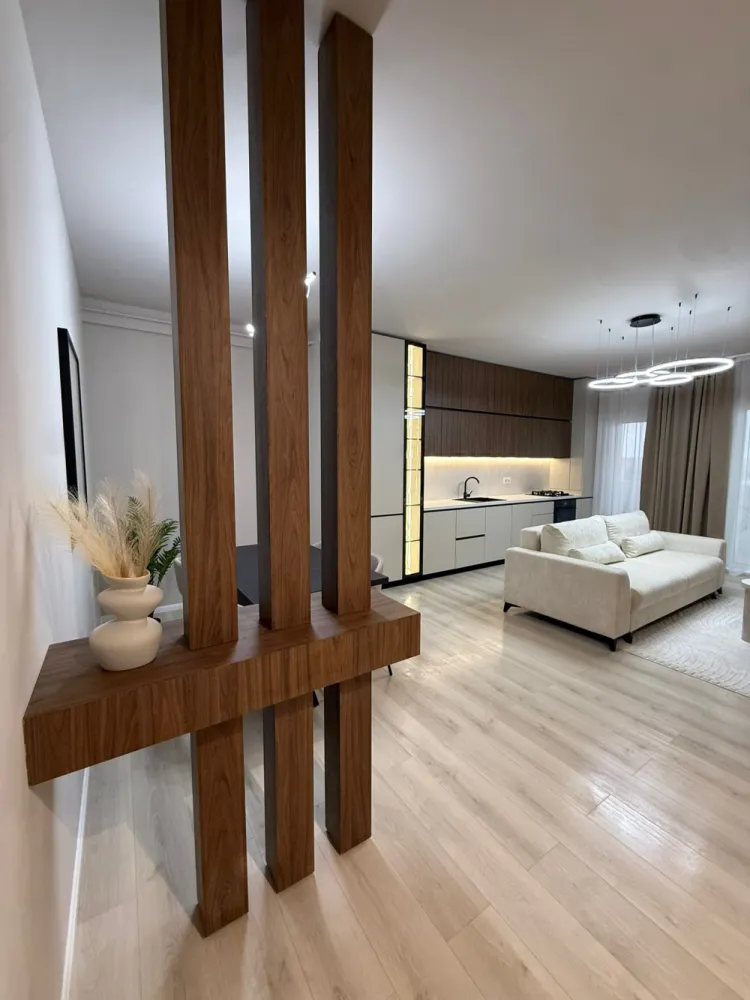 Apartament premium cu 2 camere de vânzare | strada Eroilor | Comision 0 - Dacă îți dorești un apartament modern, amenajat cu bun gust și atenție la detalii, această proprietate din Florești poate fi alegerea ideală atât pentru locuit, cât și pentru investiție.Situat pe strada Eroilor, la etajul 4 din 6, apartamentul dispune de 52 mp utili și o terasă generoasă de 12 mp, perfectă pentru relaxare și confort în aer liber.Amenajarea interioară îmbină armonios designul modern cu materiale naturale precum lemnul, piatra și marmura, rezultând un ambient elegant, cald și primitor.Comision 0 pentru cumpărător.Compartimentare:• living open-space cu bucătărie complet mobilată și utilată• dormitor amenajat în tonuri calde, cu perete decorativ din piatră naturală• baie cu duș walk-in și obiecte sanitare moderne• terasă spațioasăFinisaje și dotări:• mobilier realizat la comandă• combinație elegantă de lemn natural și finisaje mate• iluminat ambiental integrat• apartamentul se vinde complet mobilat și utilat, exact ca în fotografiiParcare subterană disponibilă contra cost: 8.000 €.Zona este în plină dezvoltare și oferă acces rapid către supermarket, farmacie și alte facilități importante, aflate la doar câteva minute distanță.Preț: 139.900 € negociabilId: 88v/8Se acceptă achiziționarea și prin credit.Pentru mai multe informații și programarea unei vizionări, vă stăm cu drag la dispoziție.0784 878 355
