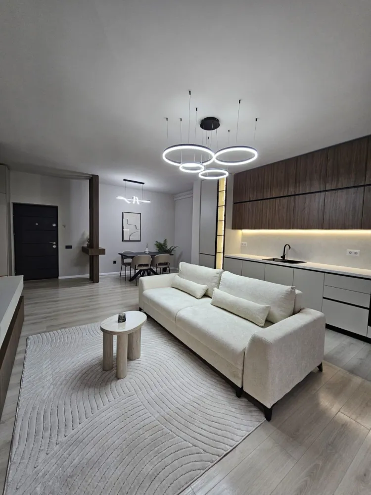Apartament premium cu 2 camere de vânzare | strada Eroilor | Comision 0 - Dacă îți dorești un apartament modern, amenajat cu bun gust și atenție la detalii, această proprietate din Florești poate fi alegerea ideală atât pentru locuit, cât și pentru investiție.Situat pe strada Eroilor, la etajul 4 din 6, apartamentul dispune de 52 mp utili și o terasă generoasă de 12 mp, perfectă pentru relaxare și confort în aer liber.Amenajarea interioară îmbină armonios designul modern cu materiale naturale precum lemnul, piatra și marmura, rezultând un ambient elegant, cald și primitor.Comision 0 pentru cumpărător.Compartimentare:• living open-space cu bucătărie complet mobilată și utilată• dormitor amenajat în tonuri calde, cu perete decorativ din piatră naturală• baie cu duș walk-in și obiecte sanitare moderne• terasă spațioasăFinisaje și dotări:• mobilier realizat la comandă• combinație elegantă de lemn natural și finisaje mate• iluminat ambiental integrat• apartamentul se vinde complet mobilat și utilat, exact ca în fotografiiParcare subterană disponibilă contra cost: 8.000 €.Zona este în plină dezvoltare și oferă acces rapid către supermarket, farmacie și alte facilități importante, aflate la doar câteva minute distanță.Preț: 139.900 € negociabilId: 88v/8Se acceptă achiziționarea și prin credit.Pentru mai multe informații și programarea unei vizionări, vă stăm cu drag la dispoziție.0784 878 355