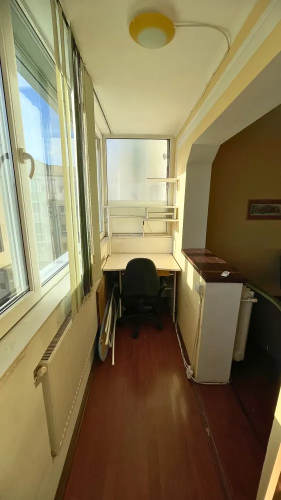 Apartament cu 2 camere de închiriat | Cluj | strada Primăverii - Dacă îți dorești un apartament luminos, bine compartimentat și poziționat într-o zonă cu acces facil către toate punctele de interes ale orașului, această proprietate din Mănăștur poate fi alegerea potrivită.Apartamentul este decomandat, situat la etajul 9 din 10, într-un imobil bine întreținut, cu lift și scară curată. Are o suprafață de 47 mp și beneficiază de orientare vestică, oferind lumină naturală și o vedere deschisă pe tot parcursul după-amiezii.Compartimentare:• living spațios• dormitor separat• bucătărie mobilată și utilată• baie cu cadăLocuința se închiriază complet mobilată și este dotată cu aer condiționat și centrală termică proprie.Zona oferă acces rapid către mijloace de transport în comun, magazine, farmacii, supermarketuri și alte facilități importante pentru un stil de viață confortabil.Potrivit pentru cuplu, studenți sau tineri profesioniști.Preț: 460 € negociabilId:86/23Pentru mai multe informații și programarea unei vizionări, vă stăm cu drag la dispoziție.0784 878 355
