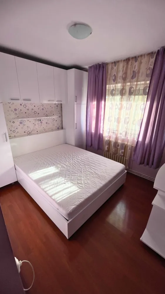 Apartament cu 2 camere de închiriat | Cluj | strada Primăverii - Dacă îți dorești un apartament luminos, bine compartimentat și poziționat într-o zonă cu acces facil către toate punctele de interes ale orașului, această proprietate din Mănăștur poate fi alegerea potrivită.Apartamentul este decomandat, situat la etajul 9 din 10, într-un imobil bine întreținut, cu lift și scară curată. Are o suprafață de 47 mp și beneficiază de orientare vestică, oferind lumină naturală și o vedere deschisă pe tot parcursul după-amiezii.Compartimentare:• living spațios• dormitor separat• bucătărie mobilată și utilată• baie cu cadăLocuința se închiriază complet mobilată și este dotată cu aer condiționat și centrală termică proprie.Zona oferă acces rapid către mijloace de transport în comun, magazine, farmacii, supermarketuri și alte facilități importante pentru un stil de viață confortabil.Potrivit pentru cuplu, studenți sau tineri profesioniști.Preț: 460 € negociabilId:86/23Pentru mai multe informații și programarea unei vizionări, vă stăm cu drag la dispoziție.0784 878 355