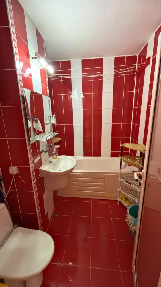 Apartament cu 2 camere de închiriat | Cluj | strada Primăverii - Dacă îți dorești un apartament luminos, bine compartimentat și poziționat într-o zonă cu acces facil către toate punctele de interes ale orașului, această proprietate din Mănăștur poate fi alegerea potrivită.Apartamentul este decomandat, situat la etajul 9 din 10, într-un imobil bine întreținut, cu lift și scară curată. Are o suprafață de 47 mp și beneficiază de orientare vestică, oferind lumină naturală și o vedere deschisă pe tot parcursul după-amiezii.Compartimentare:• living spațios• dormitor separat• bucătărie mobilată și utilată• baie cu cadăLocuința se închiriază complet mobilată și este dotată cu aer condiționat și centrală termică proprie.Zona oferă acces rapid către mijloace de transport în comun, magazine, farmacii, supermarketuri și alte facilități importante pentru un stil de viață confortabil.Potrivit pentru cuplu, studenți sau tineri profesioniști.Preț: 460 € negociabilId:86/23Pentru mai multe informații și programarea unei vizionări, vă stăm cu drag la dispoziție.0784 878 355