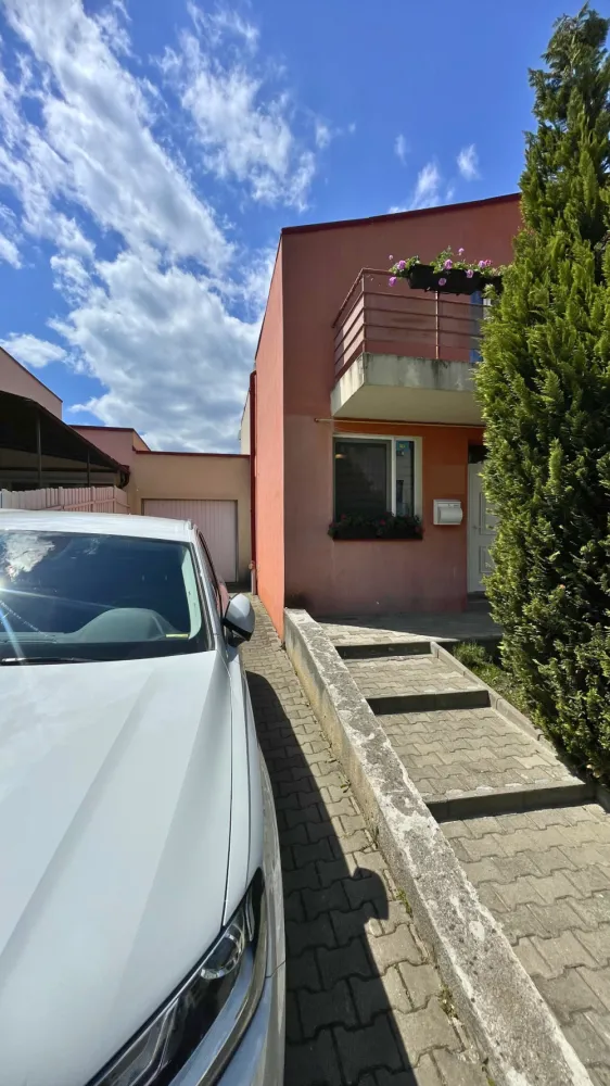 Duplex de vânzare | Cluj | Comision 0 - Dacă îți dorești mai mult spațiu, confort și o curte proprie într-una dintre cele mai apreciate zone din Cluj-Napoca, acest duplex din Bună Ziua este alegerea ideală pentru tine și familia ta.Situat într-un ansamblu privat de 31 de case, cu stradă asfaltată și iluminat stradal, imobilul oferă intimitate, liniște și acces rapid către centrul orașului.Gândită pentru confortul unei familii, această locuință oferă 110 mp utili, 146 mp construiți și un teren total de 231 mp, din care aproximativ 150 mp reprezintă teren liber. Spațiul exterior completează perfect proprietatea, aducând un plus de confort, intimitate și flexibilitate în amenajare.Compartimentarea este practică și eficientă:Parter:• hol• living spațios cu ieșire spre terasă și grădină• bucătărie închisă• birou• baie• debara• garaj de 14 mp, încălzit, cu posibilitate de transformare într-o cameră suplimentarăEtaj:• 2 dormitoare• dressing• baie• hol• câte un balcon pentru fiecare dormitorOrientarea oferă un echilibru plăcut între lumină naturală și confort pe parcursul întregii zile:• livingul, dormitorul matrimonial și băile sunt orientate spre vest• bucătăria și al doilea dormitor sunt orientate spre estCurtea este amenajată pentru confort și relaxare:• terasă pavată• zonă de grătar• marchiză extensibilă• mobilier de grădină• balansoar• trambulinăConstrucția este realizată din cărămidă, cu structură din beton armat, finalizată în 2008. Acoperișul a fost schimbat integral acum un an, iar imobilul este izolat cu polistiren de 10 cm.Dotări:• centrală termică Viessmann în condensare - nou• 2 aparate de aer condiționat Beko• bucătărie mobilată la comandă• jacuzzi pentru 2 persoane• cabină de duș cu hidromasaj• sistem de alarmă• supraveghere video exterior• geamuri termopanLocuința beneficiază de o poziționare foarte bună, cu acces rapid către facilitățile importante din zonă:• stație de autobuz la aproximativ 100 m• Lidl, Mega Image și Home Garden• școli și grădinițe private (Elf, Montessori etc.)• restaurante, cafenele și centre de fitness• acces facil către centrul orașului• viitorul parc Bună Ziua, situat în apropiereDuplexul se vinde parțial mobilat.Preț: 399.000 €Nu se aplică TVA.Id: 82v/16Comision 0 pentru cumpărător.Situație juridică clară, fără ipoteci sau alte sarcini.Se acceptă achiziționarea și prin credit.Pentru mai multe informații și programarea unei vizionări, vă stăm cu drag la dispoziție.0784 878 355
