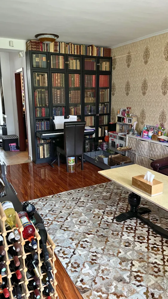 Duplex de vânzare | Cluj | Comision 0 - Dacă îți dorești mai mult spațiu, confort și o curte proprie într-una dintre cele mai apreciate zone din Cluj-Napoca, acest duplex din Bună Ziua este alegerea ideală pentru tine și familia ta.Situat într-un ansamblu privat de 31 de case, cu stradă asfaltată și iluminat stradal, imobilul oferă intimitate, liniște și acces rapid către centrul orașului.Gândită pentru confortul unei familii, această locuință oferă 110 mp utili, 146 mp construiți și un teren total de 231 mp, din care aproximativ 150 mp reprezintă teren liber. Spațiul exterior completează perfect proprietatea, aducând un plus de confort, intimitate și flexibilitate în amenajare.Compartimentarea este practică și eficientă:Parter:• hol• living spațios cu ieșire spre terasă și grădină• bucătărie închisă• birou• baie• debara• garaj de 14 mp, încălzit, cu posibilitate de transformare într-o cameră suplimentarăEtaj:• 2 dormitoare• dressing• baie• hol• câte un balcon pentru fiecare dormitorOrientarea oferă un echilibru plăcut între lumină naturală și confort pe parcursul întregii zile:• livingul, dormitorul matrimonial și băile sunt orientate spre vest• bucătăria și al doilea dormitor sunt orientate spre estCurtea este amenajată pentru confort și relaxare:• terasă pavată• zonă de grătar• marchiză extensibilă• mobilier de grădină• balansoar• trambulinăConstrucția este realizată din cărămidă, cu structură din beton armat, finalizată în 2008. Acoperișul a fost schimbat integral acum un an, iar imobilul este izolat cu polistiren de 10 cm.Dotări:• centrală termică Viessmann în condensare - nou• 2 aparate de aer condiționat Beko• bucătărie mobilată la comandă• jacuzzi pentru 2 persoane• cabină de duș cu hidromasaj• sistem de alarmă• supraveghere video exterior• geamuri termopanLocuința beneficiază de o poziționare foarte bună, cu acces rapid către facilitățile importante din zonă:• stație de autobuz la aproximativ 100 m• Lidl, Mega Image și Home Garden• școli și grădinițe private (Elf, Montessori etc.)• restaurante, cafenele și centre de fitness• acces facil către centrul orașului• viitorul parc Bună Ziua, situat în apropiereDuplexul se vinde parțial mobilat.Preț: 399.000 €Nu se aplică TVA.Id: 82v/16Comision 0 pentru cumpărător.Situație juridică clară, fără ipoteci sau alte sarcini.Se acceptă achiziționarea și prin credit.Pentru mai multe informații și programarea unei vizionări, vă stăm cu drag la dispoziție.0784 878 355