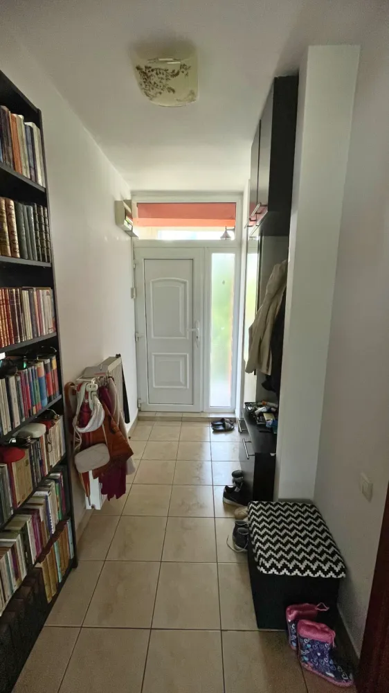 Duplex de vânzare | Cluj | Comision 0 - Dacă îți dorești mai mult spațiu, confort și o curte proprie într-una dintre cele mai apreciate zone din Cluj-Napoca, acest duplex din Bună Ziua este alegerea ideală pentru tine și familia ta.Situat într-un ansamblu privat de 31 de case, cu stradă asfaltată și iluminat stradal, imobilul oferă intimitate, liniște și acces rapid către centrul orașului.Gândită pentru confortul unei familii, această locuință oferă 110 mp utili, 146 mp construiți și un teren total de 231 mp, din care aproximativ 150 mp reprezintă teren liber. Spațiul exterior completează perfect proprietatea, aducând un plus de confort, intimitate și flexibilitate în amenajare.Compartimentarea este practică și eficientă:Parter:• hol• living spațios cu ieșire spre terasă și grădină• bucătărie închisă• birou• baie• debara• garaj de 14 mp, încălzit, cu posibilitate de transformare într-o cameră suplimentarăEtaj:• 2 dormitoare• dressing• baie• hol• câte un balcon pentru fiecare dormitorOrientarea oferă un echilibru plăcut între lumină naturală și confort pe parcursul întregii zile:• livingul, dormitorul matrimonial și băile sunt orientate spre vest• bucătăria și al doilea dormitor sunt orientate spre estCurtea este amenajată pentru confort și relaxare:• terasă pavată• zonă de grătar• marchiză extensibilă• mobilier de grădină• balansoar• trambulinăConstrucția este realizată din cărămidă, cu structură din beton armat, finalizată în 2008. Acoperișul a fost schimbat integral acum un an, iar imobilul este izolat cu polistiren de 10 cm.Dotări:• centrală termică Viessmann în condensare - nou• 2 aparate de aer condiționat Beko• bucătărie mobilată la comandă• jacuzzi pentru 2 persoane• cabină de duș cu hidromasaj• sistem de alarmă• supraveghere video exterior• geamuri termopanLocuința beneficiază de o poziționare foarte bună, cu acces rapid către facilitățile importante din zonă:• stație de autobuz la aproximativ 100 m• Lidl, Mega Image și Home Garden• școli și grădinițe private (Elf, Montessori etc.)• restaurante, cafenele și centre de fitness• acces facil către centrul orașului• viitorul parc Bună Ziua, situat în apropiereDuplexul se vinde parțial mobilat.Preț: 399.000 €Nu se aplică TVA.Id: 82v/16Comision 0 pentru cumpărător.Situație juridică clară, fără ipoteci sau alte sarcini.Se acceptă achiziționarea și prin credit.Pentru mai multe informații și programarea unei vizionări, vă stăm cu drag la dispoziție.0784 878 355