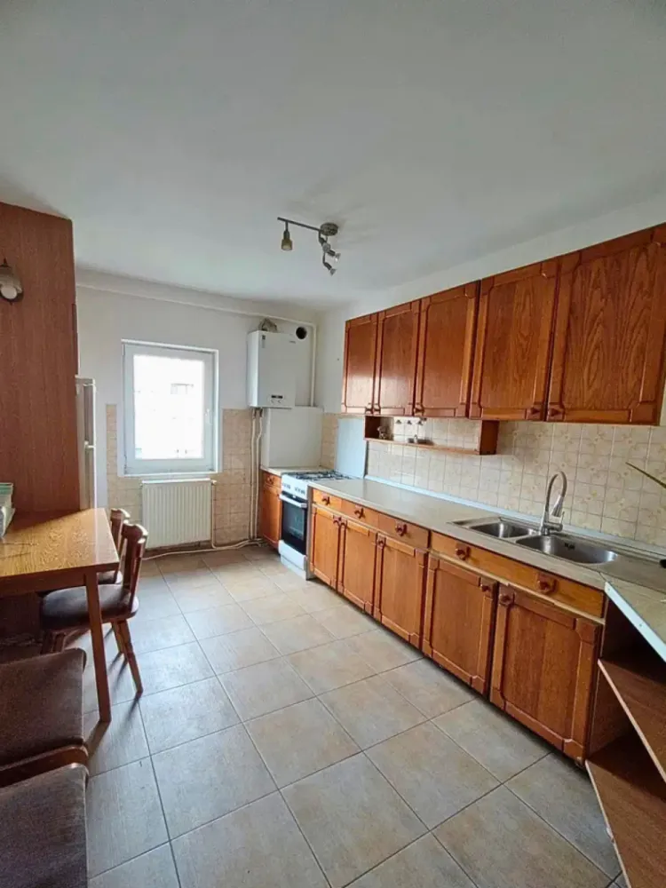 Apartament 4 camere de vânzare | Cluj - Nicolae Titulescu | COMISION 0 - Vă propunem spre vânzare un apartament spațios, cu o compartimentare practică și o poziționare excelentă, situat în Cluj-Napoca, pe Bulevardul Nicolae Titulescu, la etajul 2 al unui imobil cu 4 etaje, într-o zonă bine conectată.Locuința dispune de o suprafață utilă de 77,35 mp și oferă un spațiu bine compartimentat:• patru camere decomandate• bucătărie separată• două băi• trei spații de depozitare• balcon de 4 mp• boxă la subsol de 6 mpApartamentul este dotat cu centrală termică proprie, aer condiționat și tâmplărie termopan. A fost renovat în urmă cu aproximativ 2 ani, este bine întreținut și se vinde mobilat, astfel încât poate fi locuit sau închiriat imediat.Dormitoarele sunt orientate spre Sud, iar livingul și bucătăria spre Nord, oferind lumină naturală echilibrată pe parcursul zilei.Proprietatea are situație juridică clară, fără sarcini sau ipoteci, fiind disponibilă pentru vânzare imediată.Preț: 269.178 euro, negociabilSe acceptă și achiziția prin credit.Comision 0 pentru cumpărător.Id: 80v/13Pentru detalii și programarea unei vizionări, contactați-ne cu încredere la 0784 878 355