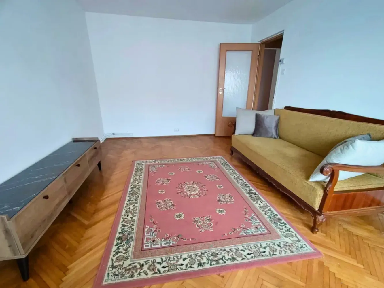 Apartament 4 camere de vânzare | Cluj - Nicolae Titulescu | COMISION 0 - Vă propunem spre vânzare un apartament spațios, cu o compartimentare practică și o poziționare excelentă, situat în Cluj-Napoca, pe Bulevardul Nicolae Titulescu, la etajul 2 al unui imobil cu 4 etaje, într-o zonă bine conectată.Locuința dispune de o suprafață utilă de 77,35 mp și oferă un spațiu bine compartimentat:• patru camere decomandate• bucătărie separată• două băi• trei spații de depozitare• balcon de 4 mp• boxă la subsol de 6 mpApartamentul este dotat cu centrală termică proprie, aer condiționat și tâmplărie termopan. A fost renovat în urmă cu aproximativ 2 ani, este bine întreținut și se vinde mobilat, astfel încât poate fi locuit sau închiriat imediat.Dormitoarele sunt orientate spre Sud, iar livingul și bucătăria spre Nord, oferind lumină naturală echilibrată pe parcursul zilei.Proprietatea are situație juridică clară, fără sarcini sau ipoteci, fiind disponibilă pentru vânzare imediată.Preț: 269.178 euro, negociabilSe acceptă și achiziția prin credit.Comision 0 pentru cumpărător.Id: 80v/13Pentru detalii și programarea unei vizionări, contactați-ne cu încredere la 0784 878 355