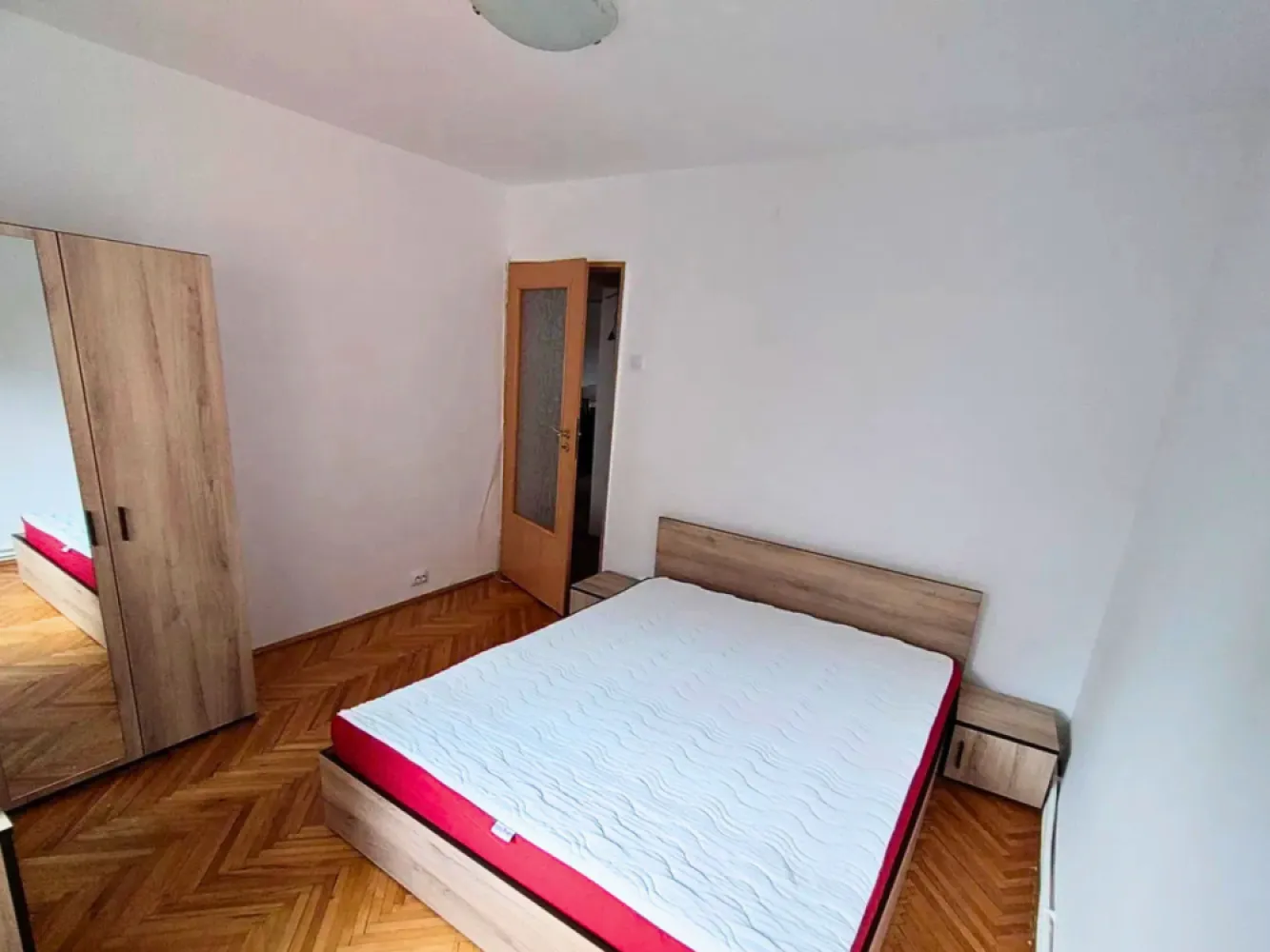 Apartament 4 camere de vânzare | Cluj - Nicolae Titulescu | COMISION 0 - Vă propunem spre vânzare un apartament spațios, cu o compartimentare practică și o poziționare excelentă, situat în Cluj-Napoca, pe Bulevardul Nicolae Titulescu, la etajul 2 al unui imobil cu 4 etaje, într-o zonă bine conectată.Locuința dispune de o suprafață utilă de 77,35 mp și oferă un spațiu bine compartimentat:• patru camere decomandate• bucătărie separată• două băi• trei spații de depozitare• balcon de 4 mp• boxă la subsol de 6 mpApartamentul este dotat cu centrală termică proprie, aer condiționat și tâmplărie termopan. A fost renovat în urmă cu aproximativ 2 ani, este bine întreținut și se vinde mobilat, astfel încât poate fi locuit sau închiriat imediat.Dormitoarele sunt orientate spre Sud, iar livingul și bucătăria spre Nord, oferind lumină naturală echilibrată pe parcursul zilei.Proprietatea are situație juridică clară, fără sarcini sau ipoteci, fiind disponibilă pentru vânzare imediată.Preț: 269.178 euro, negociabilSe acceptă și achiziția prin credit.Comision 0 pentru cumpărător.Id: 80v/13Pentru detalii și programarea unei vizionări, contactați-ne cu încredere la 0784 878 355