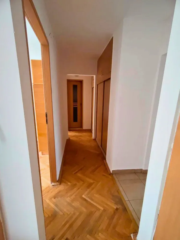 Apartament 4 camere de vânzare | Cluj - Nicolae Titulescu | COMISION 0 - Vă propunem spre vânzare un apartament spațios, cu o compartimentare practică și o poziționare excelentă, situat în Cluj-Napoca, pe Bulevardul Nicolae Titulescu, la etajul 2 al unui imobil cu 4 etaje, într-o zonă bine conectată.Locuința dispune de o suprafață utilă de 77,35 mp și oferă un spațiu bine compartimentat:• patru camere decomandate• bucătărie separată• două băi• trei spații de depozitare• balcon de 4 mp• boxă la subsol de 6 mpApartamentul este dotat cu centrală termică proprie, aer condiționat și tâmplărie termopan. A fost renovat în urmă cu aproximativ 2 ani, este bine întreținut și se vinde mobilat, astfel încât poate fi locuit sau închiriat imediat.Dormitoarele sunt orientate spre Sud, iar livingul și bucătăria spre Nord, oferind lumină naturală echilibrată pe parcursul zilei.Proprietatea are situație juridică clară, fără sarcini sau ipoteci, fiind disponibilă pentru vânzare imediată.Preț: 269.178 euro, negociabilSe acceptă și achiziția prin credit.Comision 0 pentru cumpărător.Id: 80v/13Pentru detalii și programarea unei vizionări, contactați-ne cu încredere la 0784 878 355