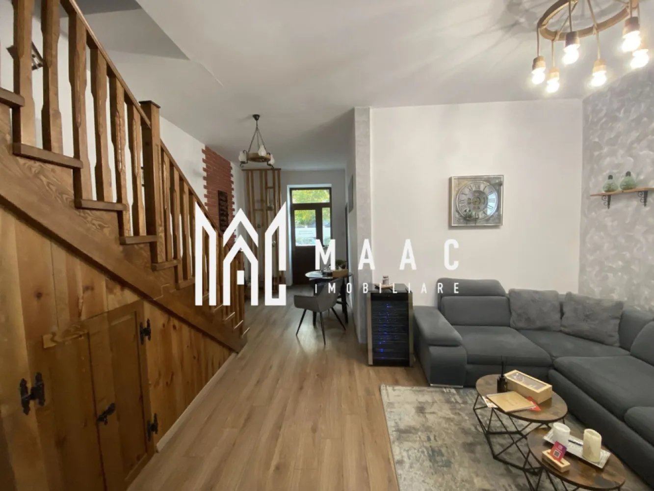 Apartament la casa | P+M | 110MP | Pivnita | Calea Dumbravii - MAAC Imobiliare va prezinta un apartament la casa Parter+Mansardă in zona Calea Dumbravii. Caracteristici principale: Situat într-o zonă pitorească, în zona Calea Dumbrăvii. Suprafața utilă de 110 mp, ideală pentru confort. 4 camere, 3 dormitoare, oferind opțiuni multiple pentru organizarea locuinței. 2 băi, asigurând confort și comoditate pentru întreaga familie. Configurația apartamentului: Parterul include livingul open space cu bucătăria integrată. Baie la parter pentru confortul și accesibilitatea locuitorilor. La etaj se găsesc 2 camere suplimentare și o baie. Amenajări și dotări suplimentare: Terasă de 20 mp, perfectă pentru momente de relaxare în aer liber. Pivniță uscată de 50 mp, ideală pentru depozitare și organizare suplimentară. Loc de parcare în fața imobilului, asigurând comoditate și accesibilitate. Centrală termică proprie și calorifere pentru încălzire eficientă în sezonul rece. Funcționare în regim hotelier: În prezent, apartamentul operează în regim hotelier, oferind oportunitatea de investiție pentru venituri suplimentare. Pentru mai multe detalii precizati telefonic ca ati vazut anuntul cu ID:CP2021218. }}